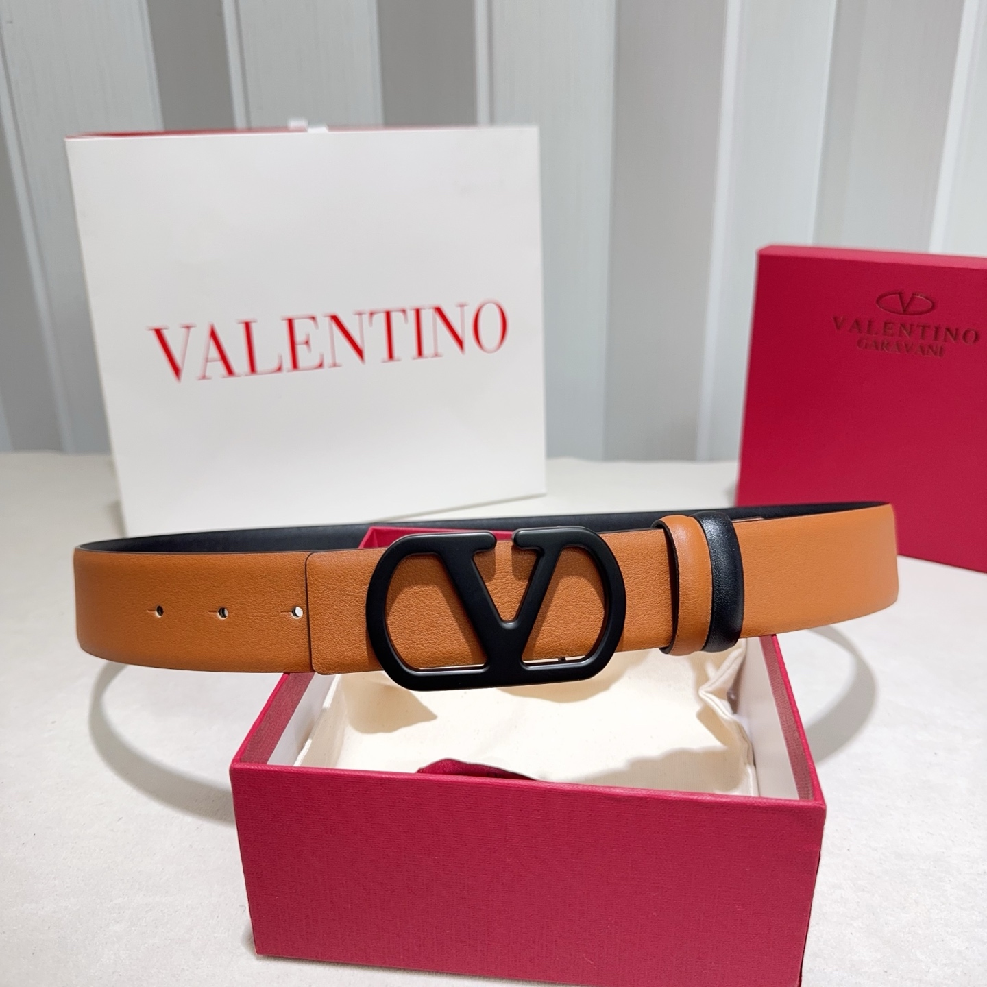 Valentino （华伦天奴） 采用双面纳帕头层牛皮 土黄配黑色烤漆黑扣