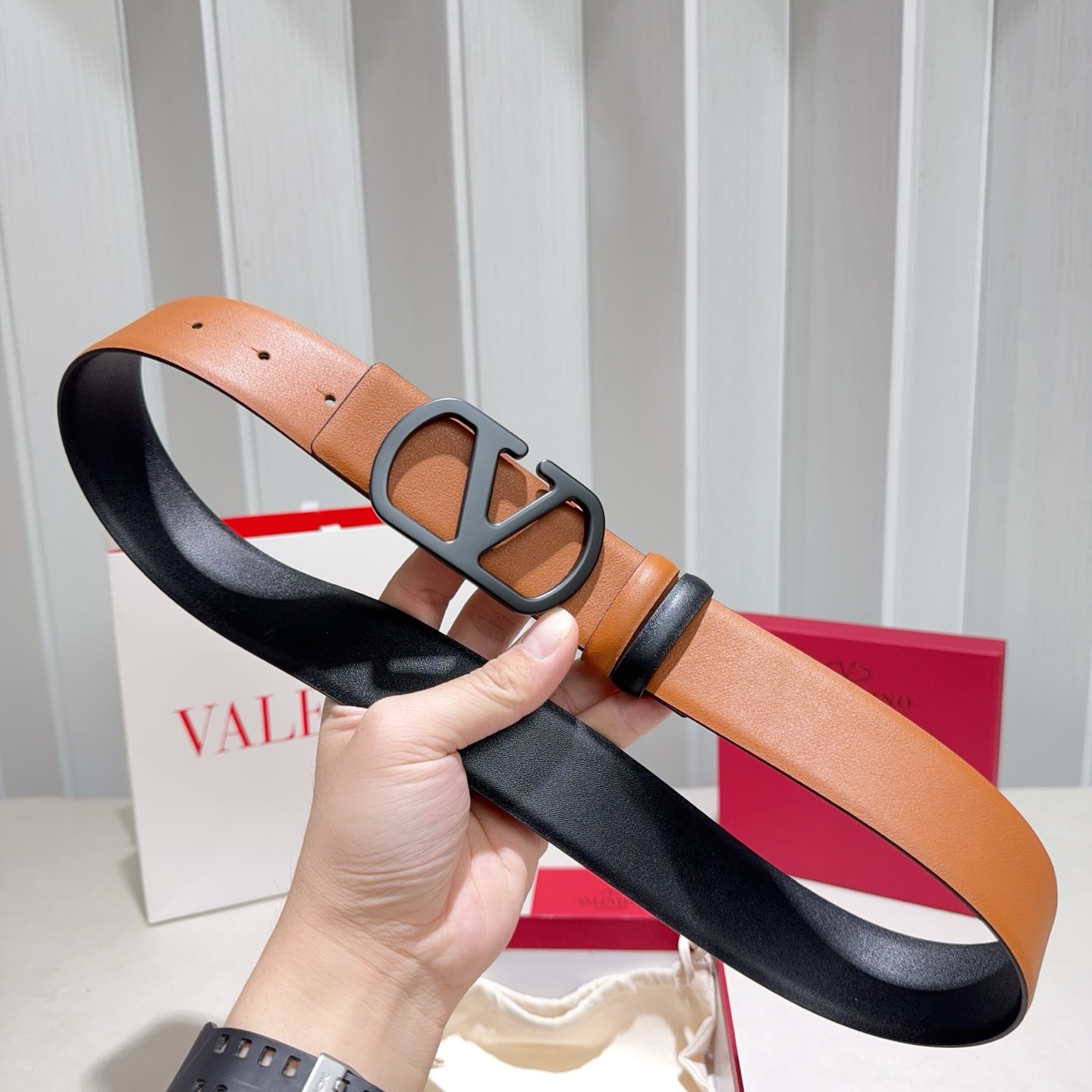 Valentino （华伦天奴） 采用双面纳帕头层牛皮 土黄配黑色烤漆黑扣