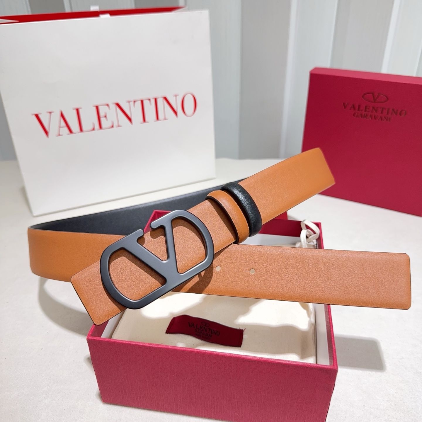 Valentino （华伦天奴） 采用双面纳帕头层牛皮 土黄配黑色烤漆黑扣