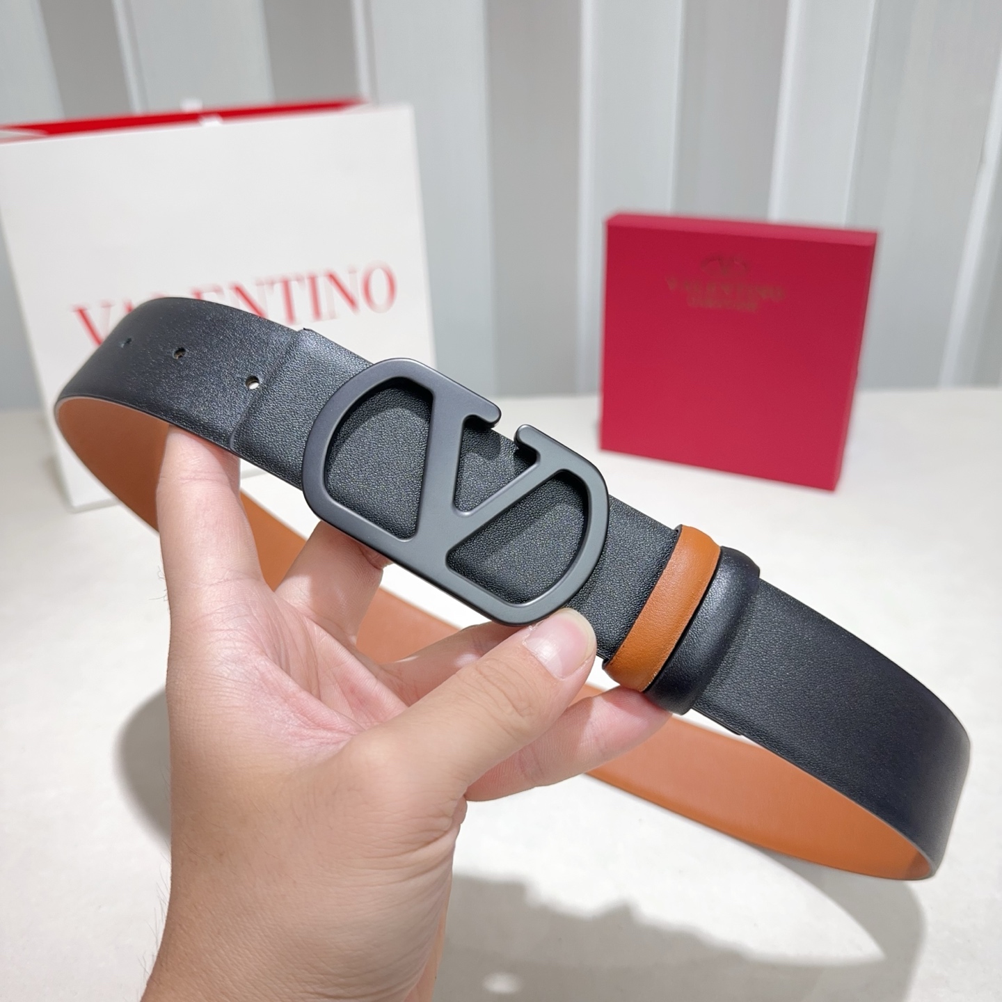 Valentino （华伦天奴） 采用双面纳帕头层牛皮 土黄配黑色烤漆黑扣