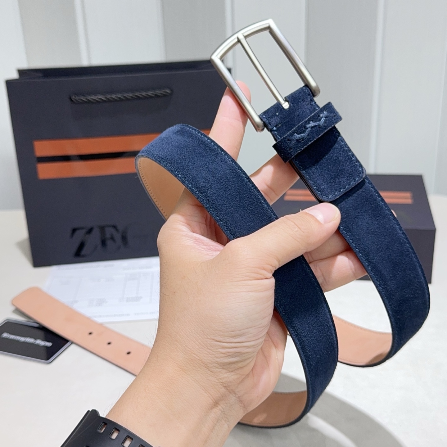 Zegna（杰尼亚） 采用绒面皮头层磨砂底 黑色 麻灰 棕色 蓝色带磨砂银扣