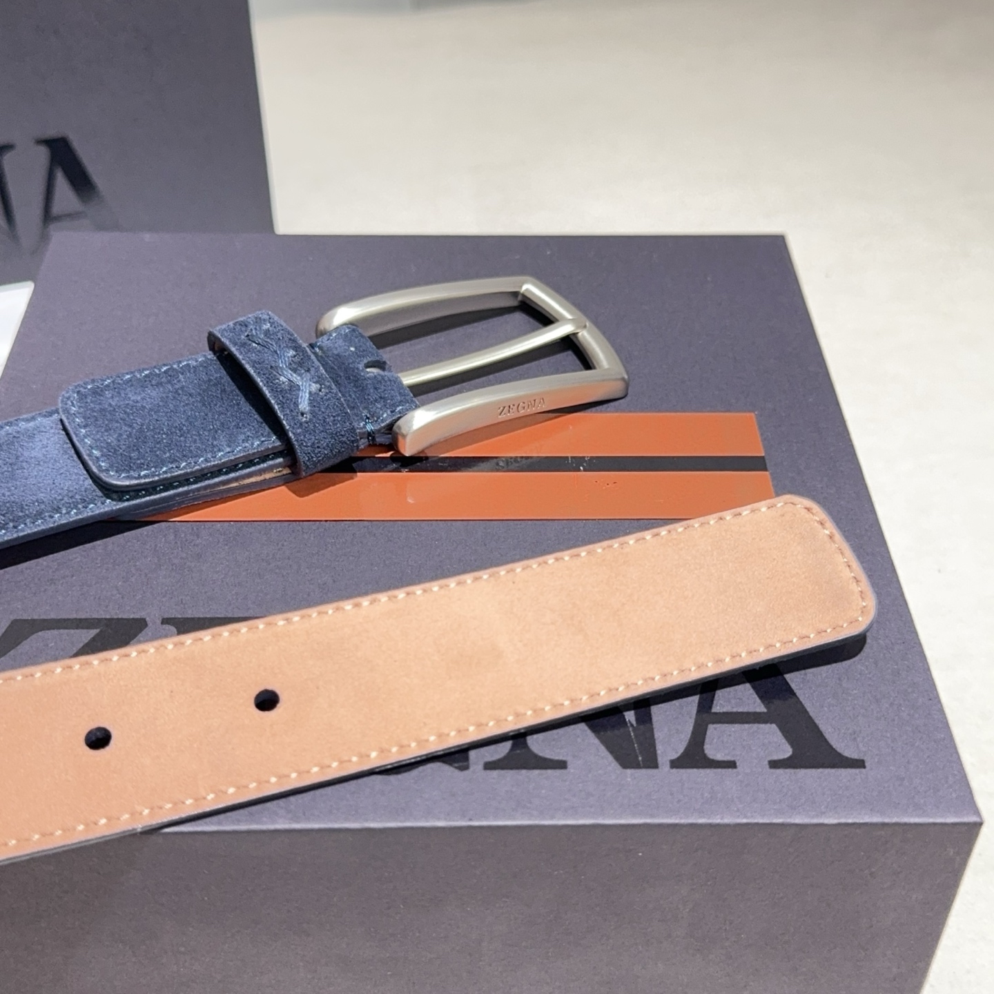 Zegna（杰尼亚） 采用绒面皮头层磨砂底 黑色 麻灰 棕色 蓝色带磨砂银扣