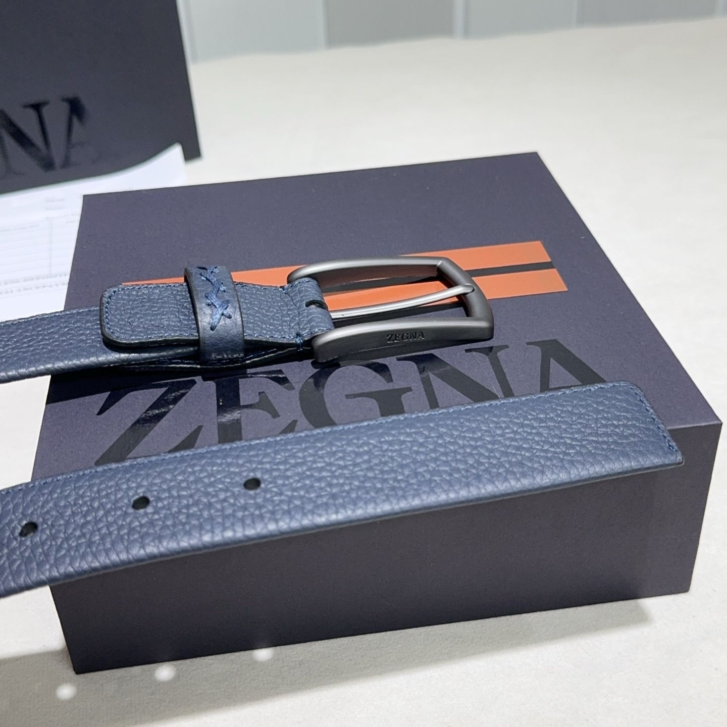 Zegna(杰尼亚) 采用双面荔枝纹牛皮 黑色 蓝色带磨砂枪扣-Top High Quatity Cheap Sneakers Fashion Clothing Clothes Bags handbags Shoes of all Brand wholesale With The best Quality And Beautiful Price from China Factory Chinese suppliers wholesaler seller Zegna(杰尼亚) 采用双面荔枝纹牛皮 黑色 蓝色带磨砂枪扣
