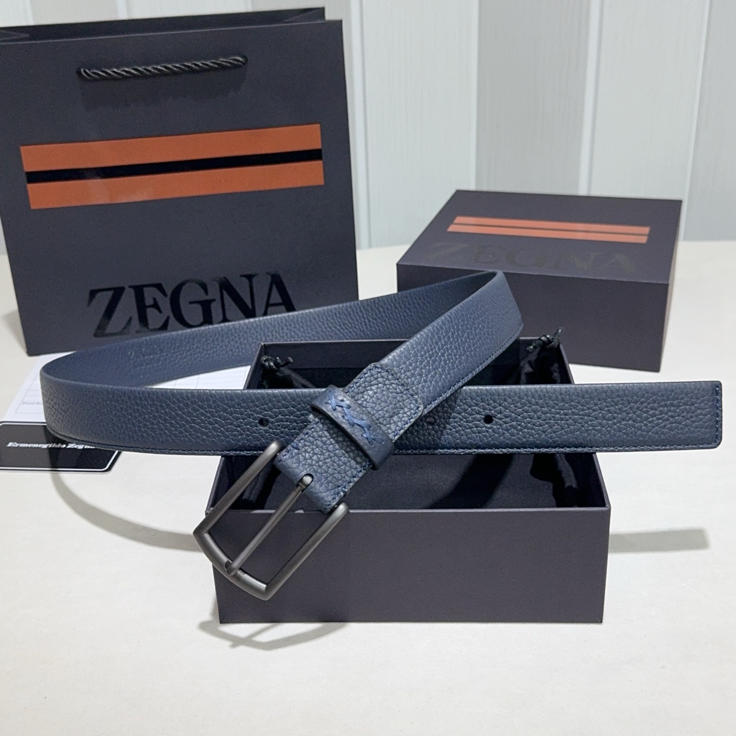 Zegna(杰尼亚) 采用双面荔枝纹牛皮 黑色 蓝色带磨砂枪扣-Top High Quatity Cheap Sneakers Fashion Clothing Clothes Bags handbags Shoes of all Brand wholesale With The best Quality And Beautiful Price from China Factory Chinese suppliers wholesaler seller Zegna(杰尼亚) 采用双面荔枝纹牛皮 黑色 蓝色带磨砂枪扣
