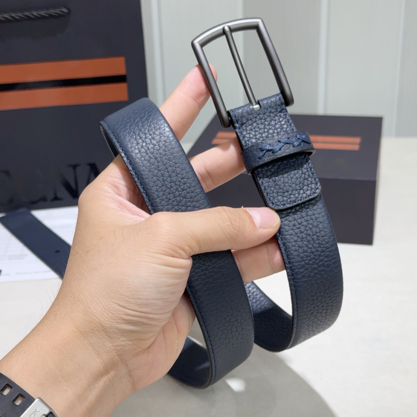 Zegna(杰尼亚) 采用双面荔枝纹牛皮 黑色 蓝色带磨砂枪扣-Top High Quatity Cheap Sneakers Fashion Clothing Clothes Bags handbags Shoes of all Brand wholesale With The best Quality And Beautiful Price from China Factory Chinese suppliers wholesaler seller Zegna(杰尼亚) 采用双面荔枝纹牛皮 黑色 蓝色带磨砂枪扣