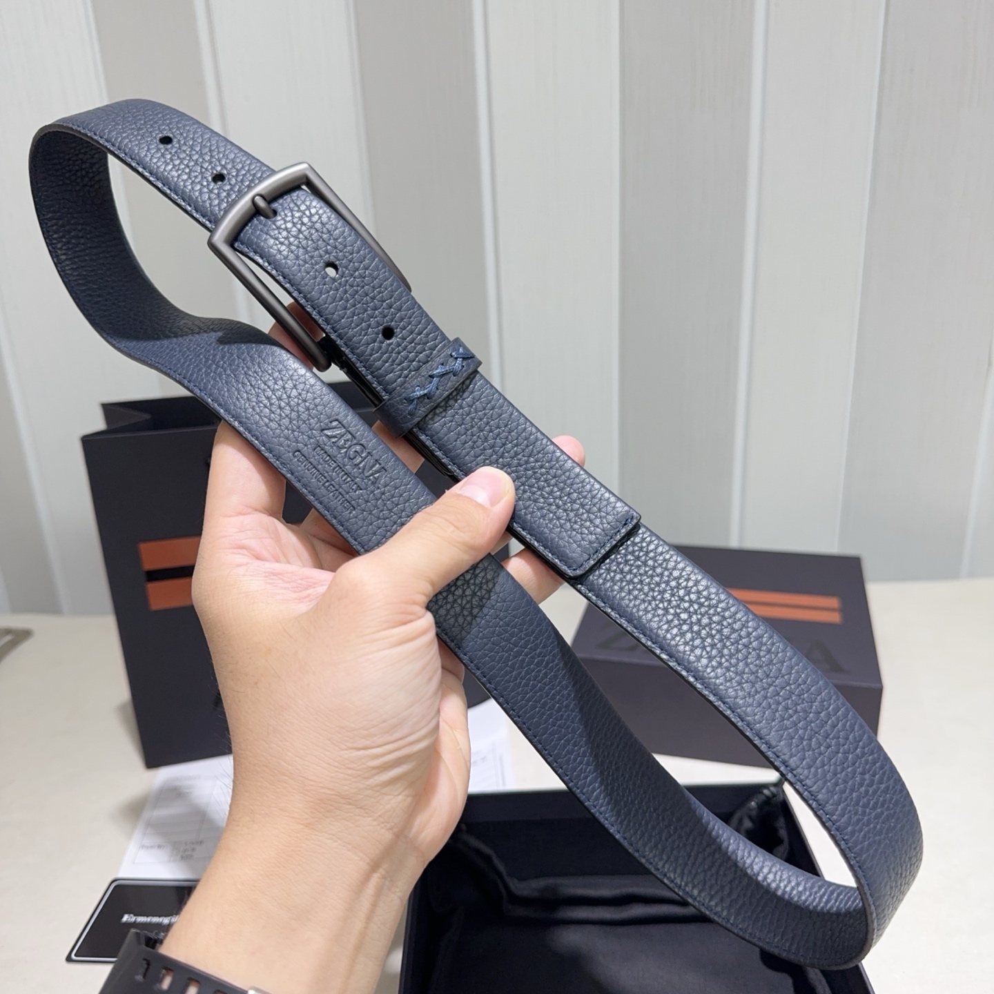 Zegna(杰尼亚) 采用双面荔枝纹牛皮 黑色 蓝色带磨砂枪扣-Top High Quatity Cheap Sneakers Fashion Clothing Clothes Bags handbags Shoes of all Brand wholesale With The best Quality And Beautiful Price from China Factory Chinese suppliers wholesaler seller Zegna(杰尼亚) 采用双面荔枝纹牛皮 黑色 蓝色带磨砂枪扣