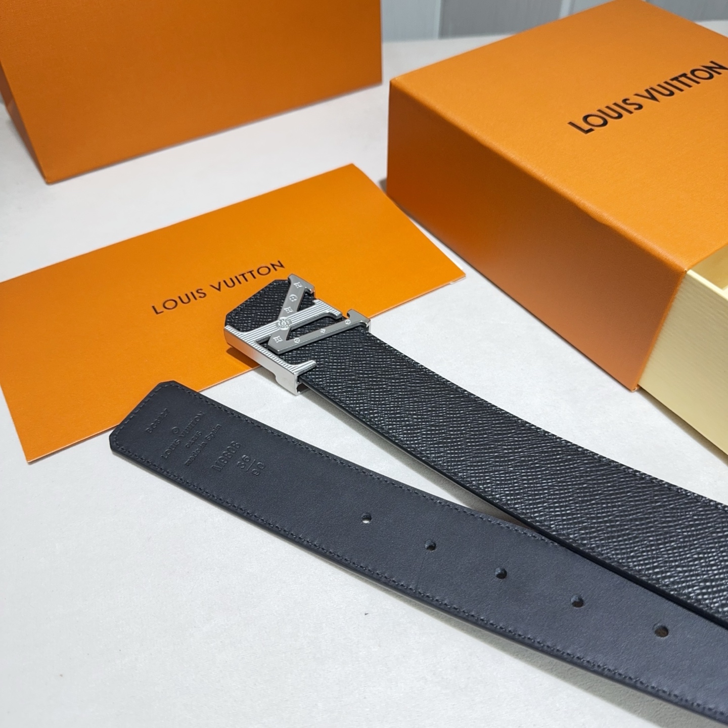 🎐 Louis Vuitton 🎐（路易·威登）采用双面牛皮大手掌纹➕精品纯钢扣头打造 柔软细腻，时尚休