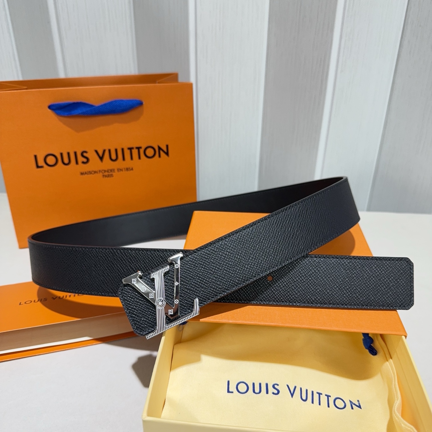 🎐 Louis Vuitton 🎐（路易·威登）采用双面牛皮大手掌纹➕精品纯钢扣头打造 柔软细腻，时尚休