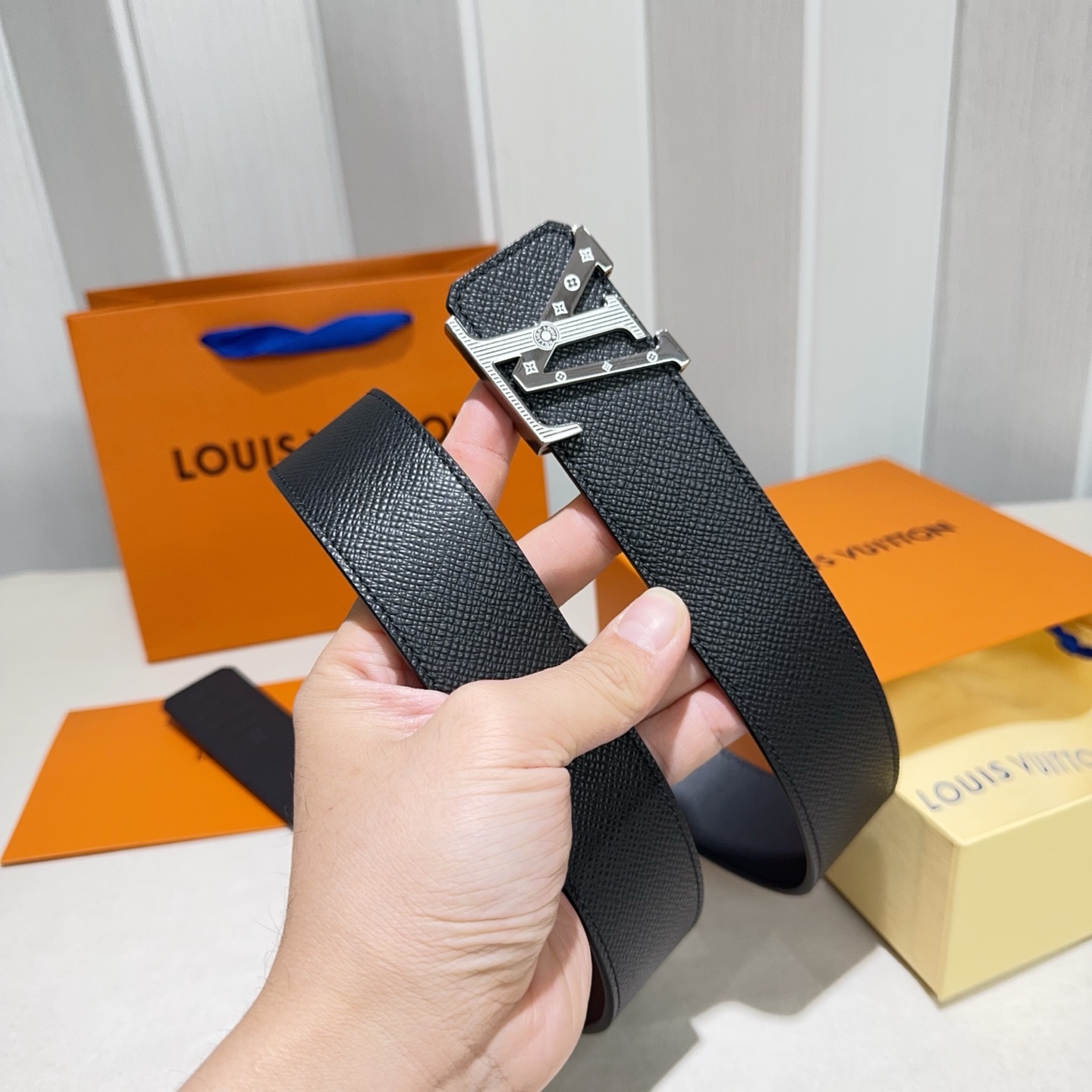 🎐 Louis Vuitton 🎐（路易·威登）采用双面牛皮大手掌纹➕精品纯钢扣头打造 柔软细腻，时尚休