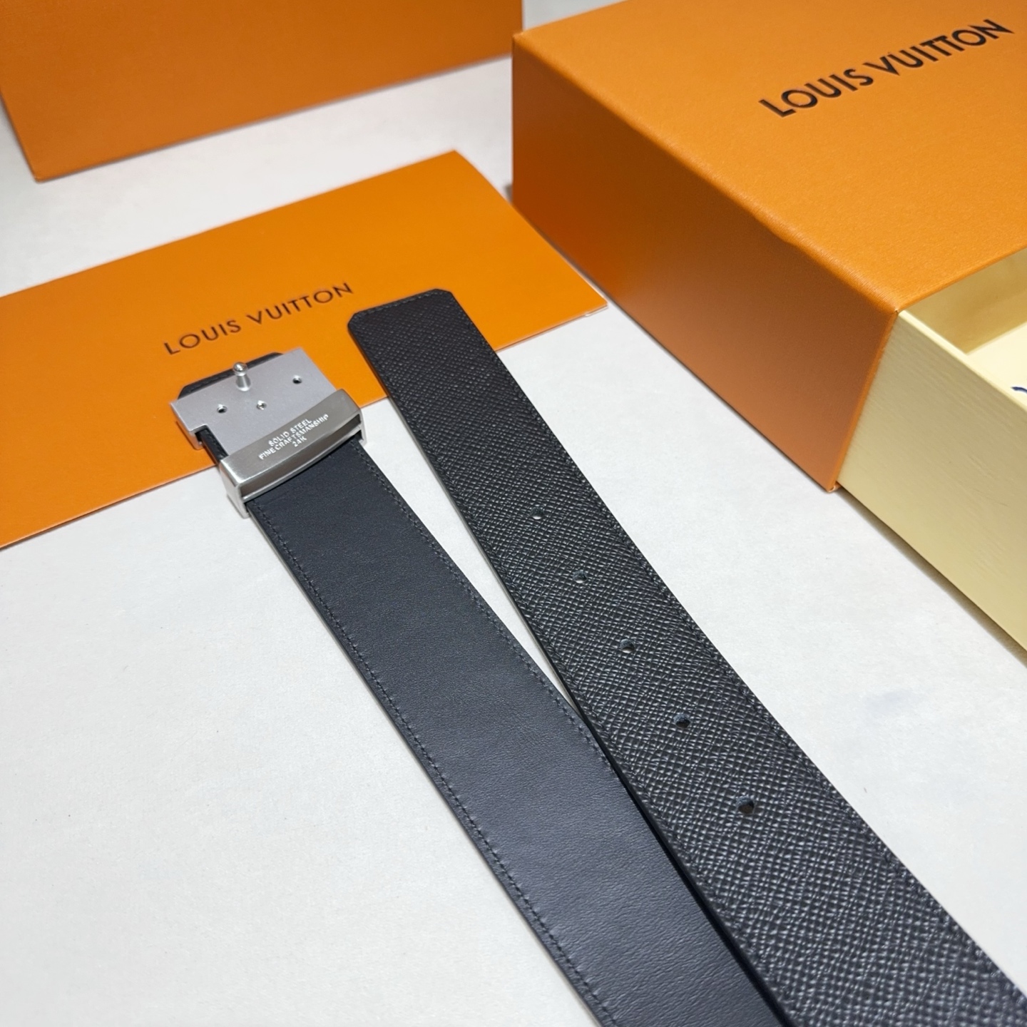 🎐 Louis Vuitton 🎐（路易·威登）采用双面牛皮大手掌纹➕精品纯钢扣头打造 柔软细腻，时尚休