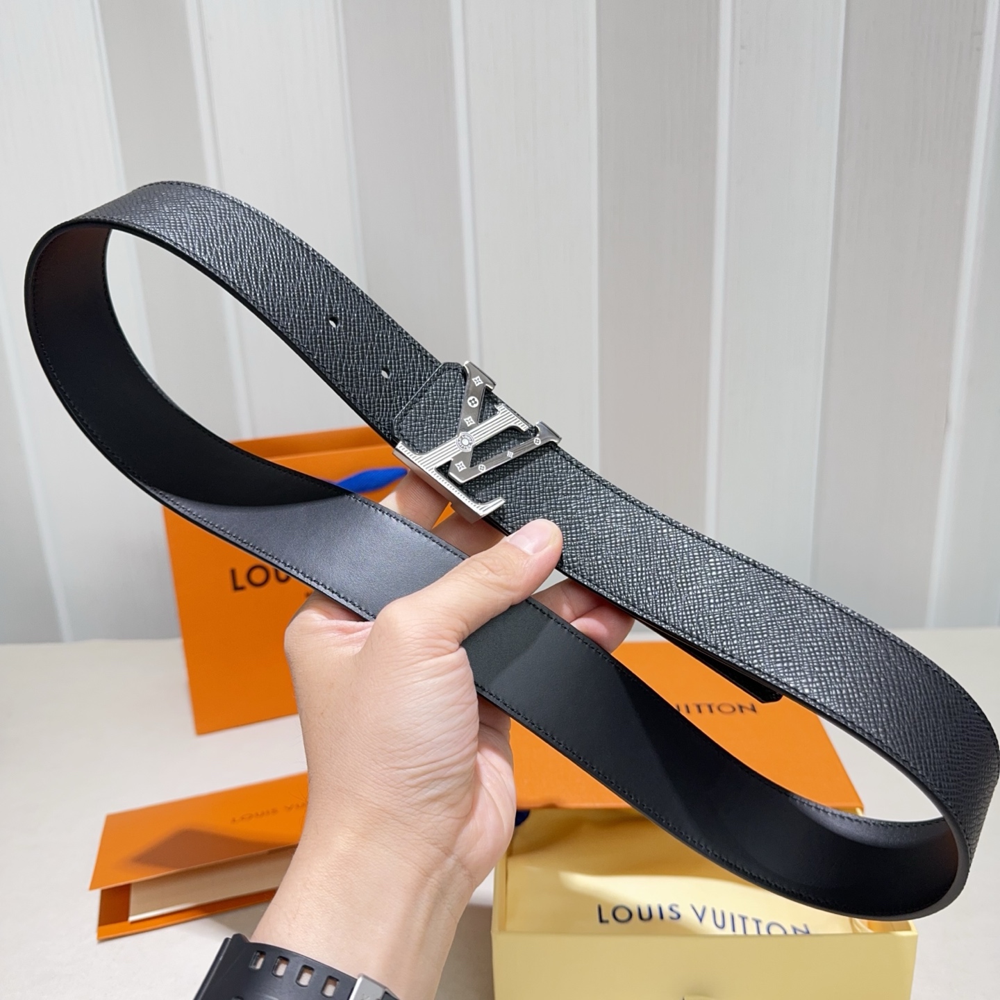 🎐 Louis Vuitton 🎐（路易·威登）采用双面牛皮大手掌纹➕精品纯钢扣头打造 柔软细腻，时尚休