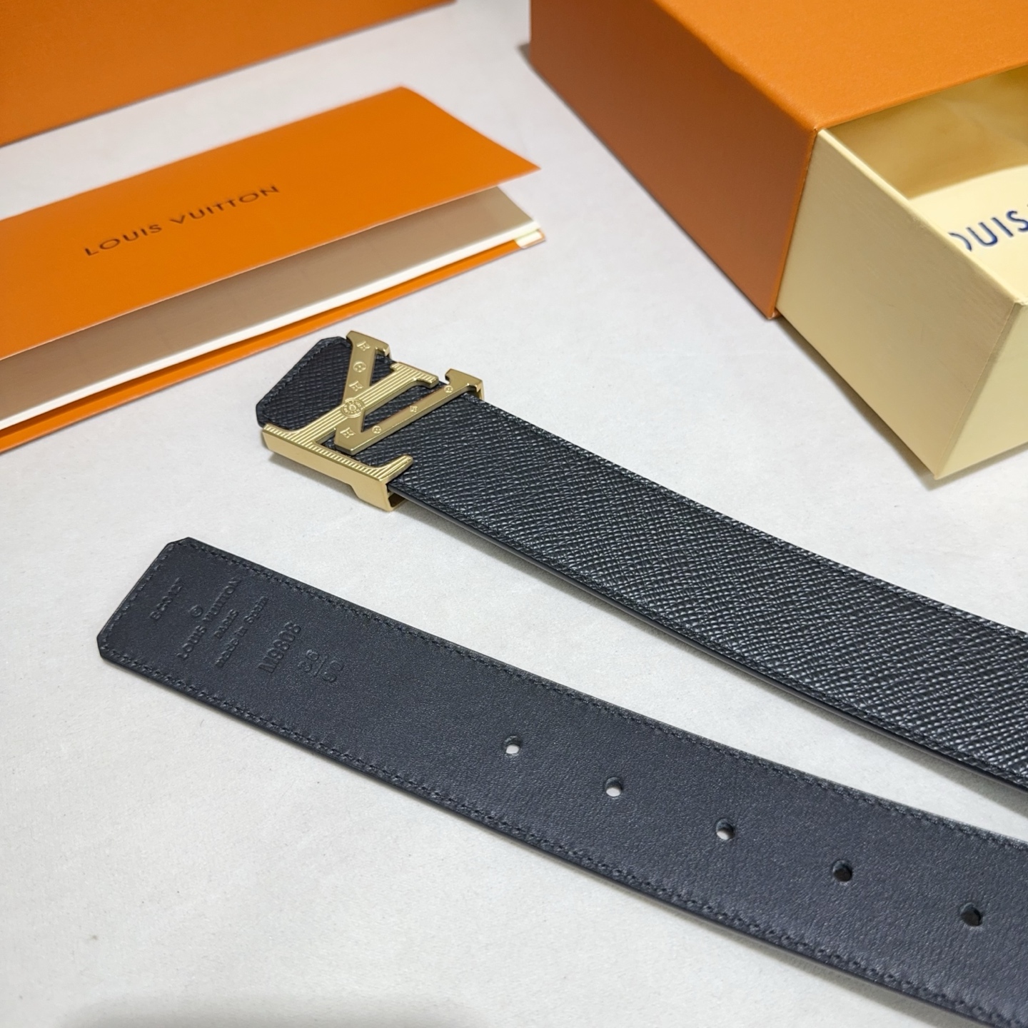 🎐 Louis Vuitton 🎐（路易·威登）采用双面牛皮大手掌纹➕精品纯钢扣头打造 柔软细腻，时尚休