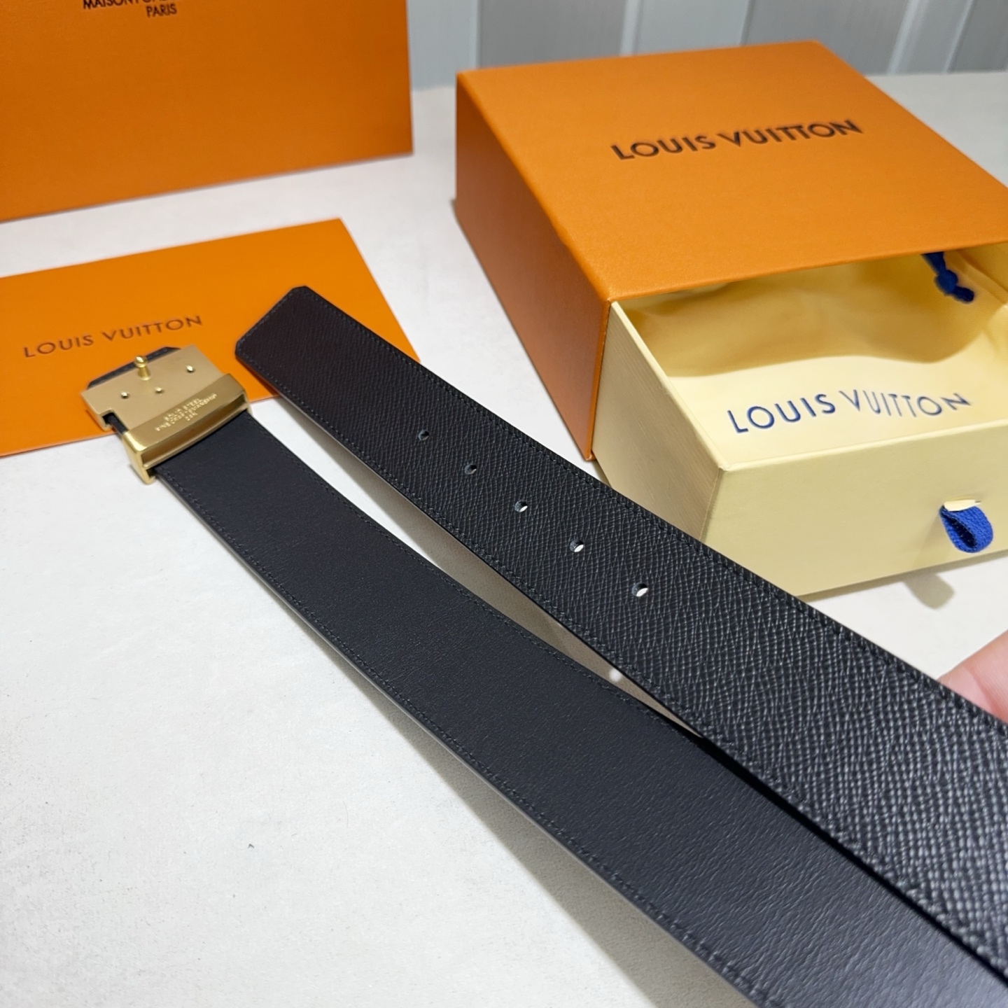 🎐 Louis Vuitton 🎐（路易·威登）采用双面牛皮大手掌纹➕精品纯钢扣头打造 柔软细腻，时尚休