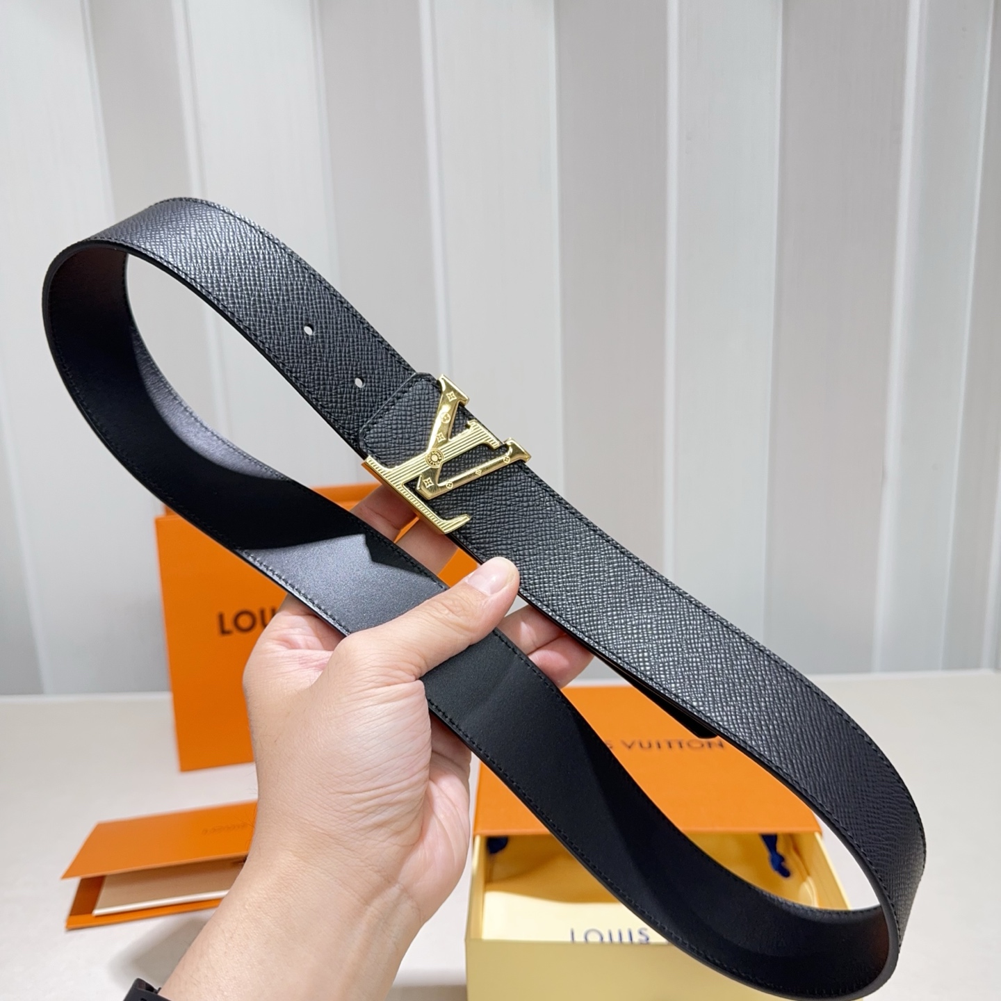 🎐 Louis Vuitton 🎐（路易·威登）采用双面牛皮大手掌纹➕精品纯钢扣头打造 柔软细腻，时尚休