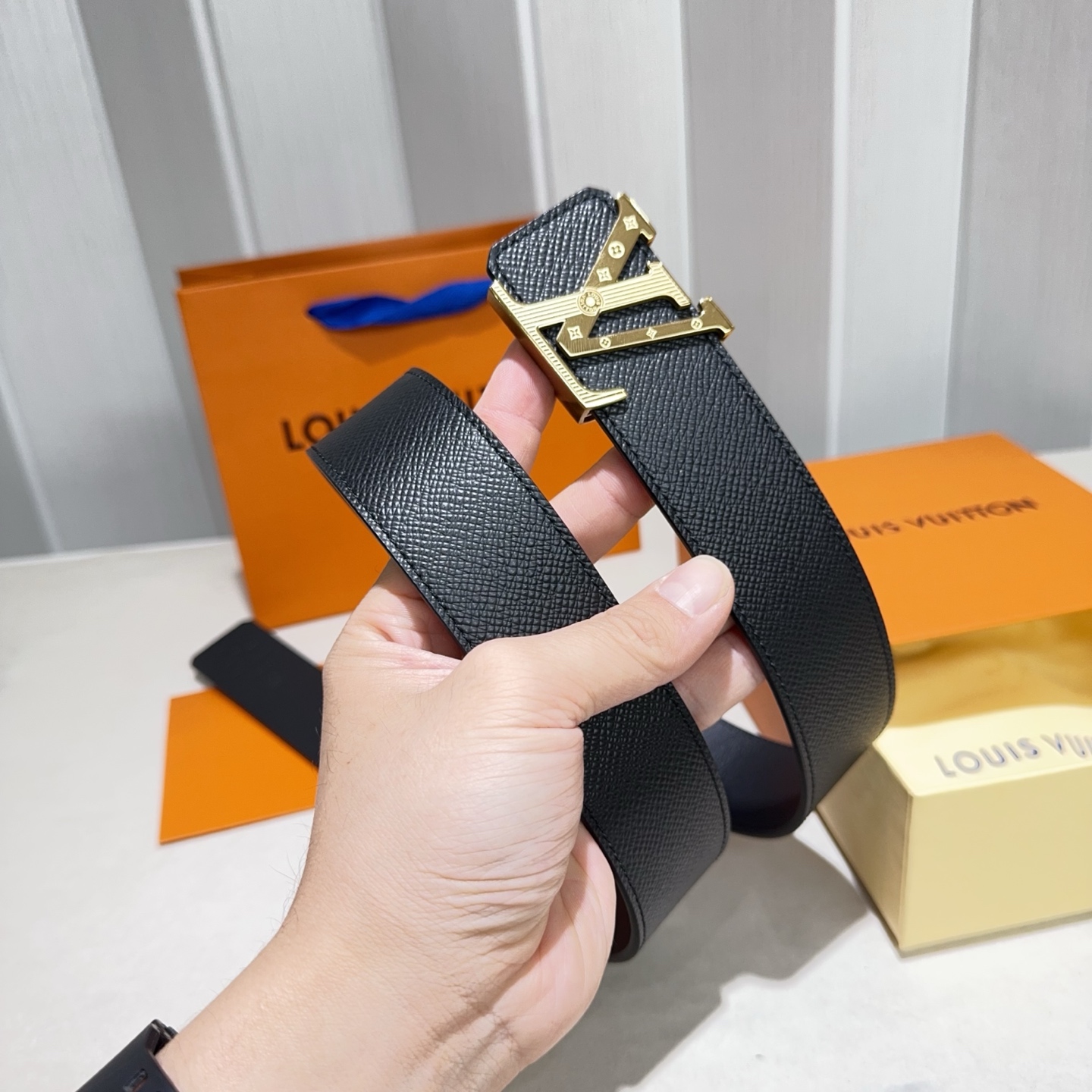 🎐 Louis Vuitton 🎐（路易·威登）采用双面牛皮大手掌纹➕精品纯钢扣头打造 柔软细腻，时尚休