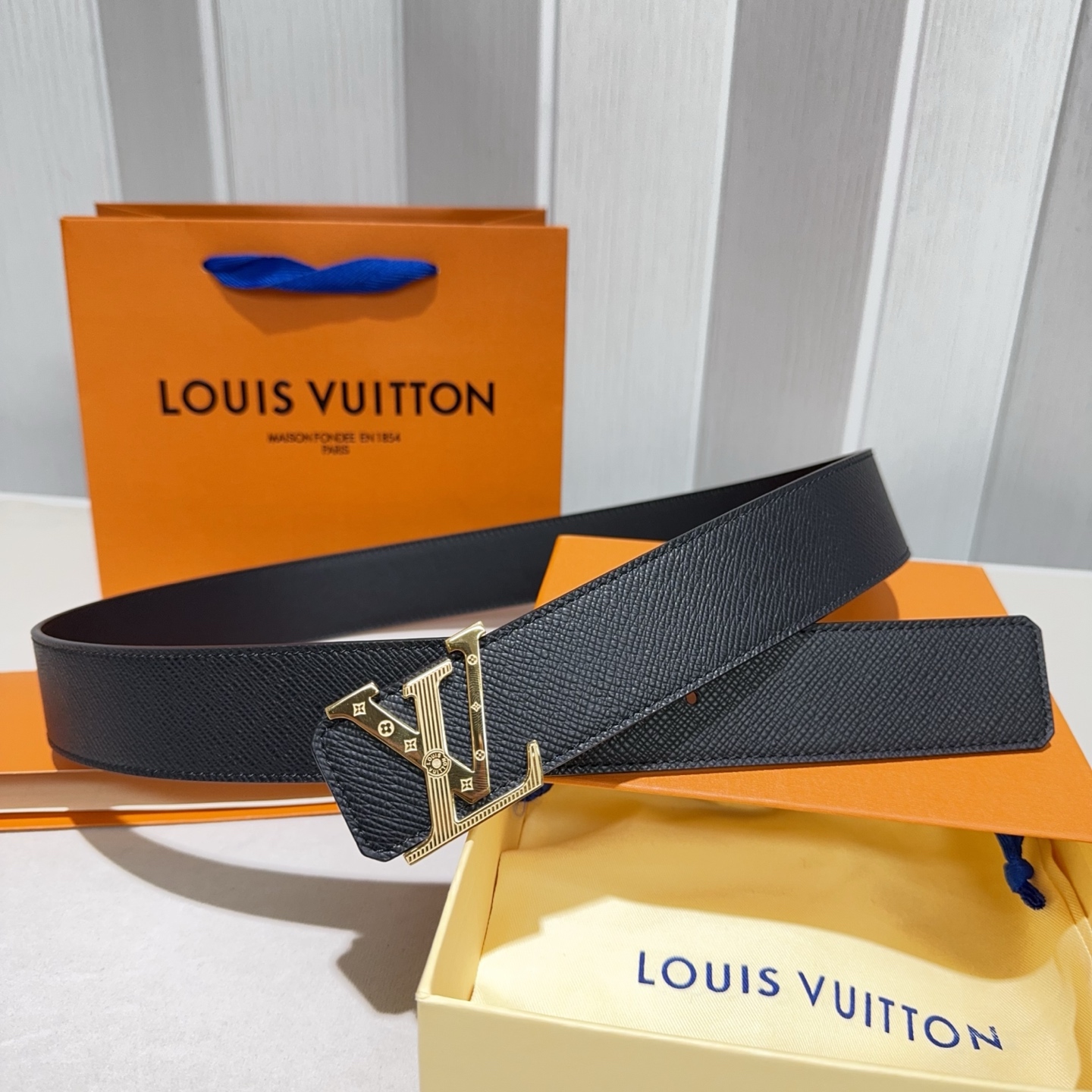 🎐 Louis Vuitton 🎐（路易·威登）采用双面牛皮大手掌纹➕精品纯钢扣头打造 柔软细腻，时尚休