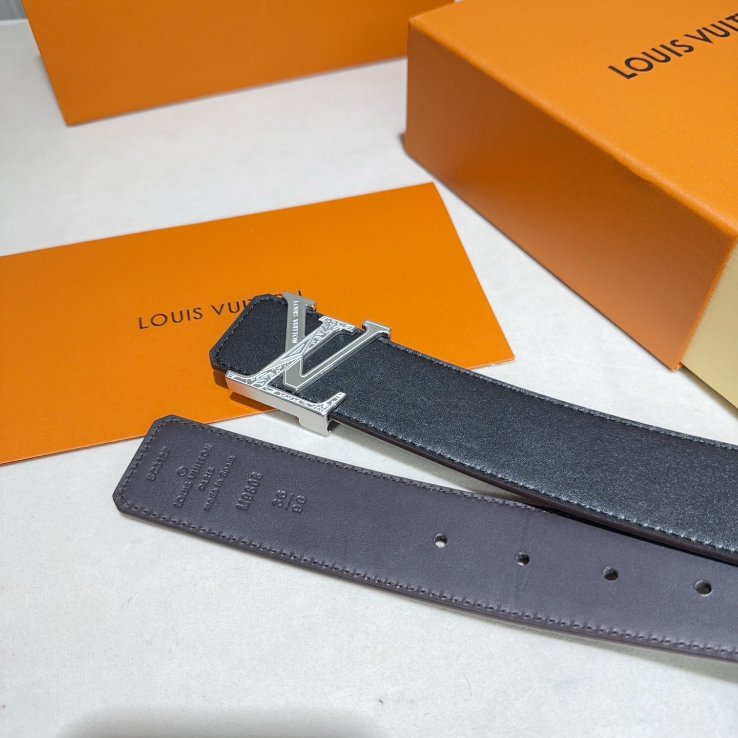 🎐 Louis Vuitton 🎐（路易·威登）采用双面牛皮平纹➕精品纯钢扣头打造 柔软细腻，时尚休闲易