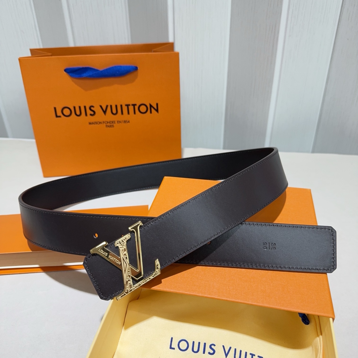 🎐 Louis Vuitton 🎐（路易·威登）采用双面牛皮平纹➕精品纯钢扣头打造 柔软细腻，时尚休闲易