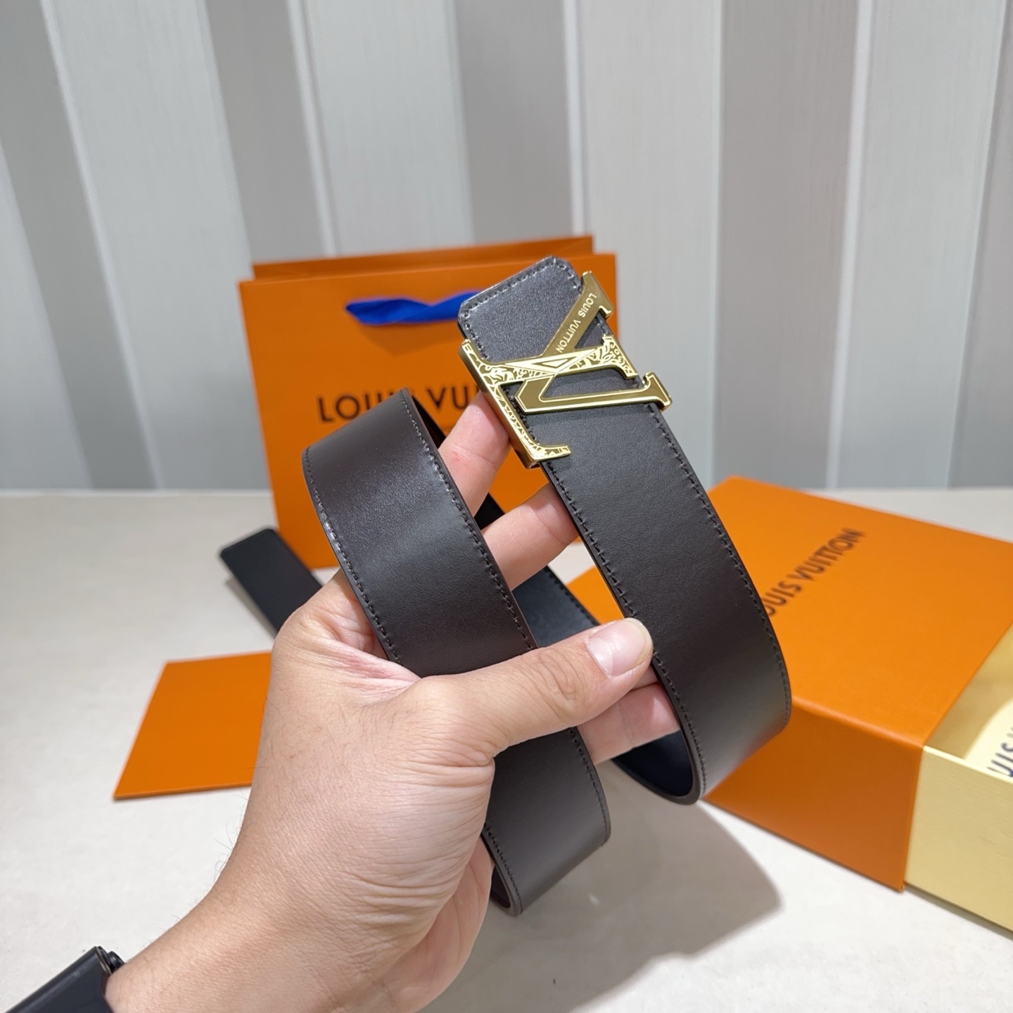 🎐 Louis Vuitton 🎐（路易·威登）采用双面牛皮平纹➕精品纯钢扣头打造 柔软细腻，时尚休闲易