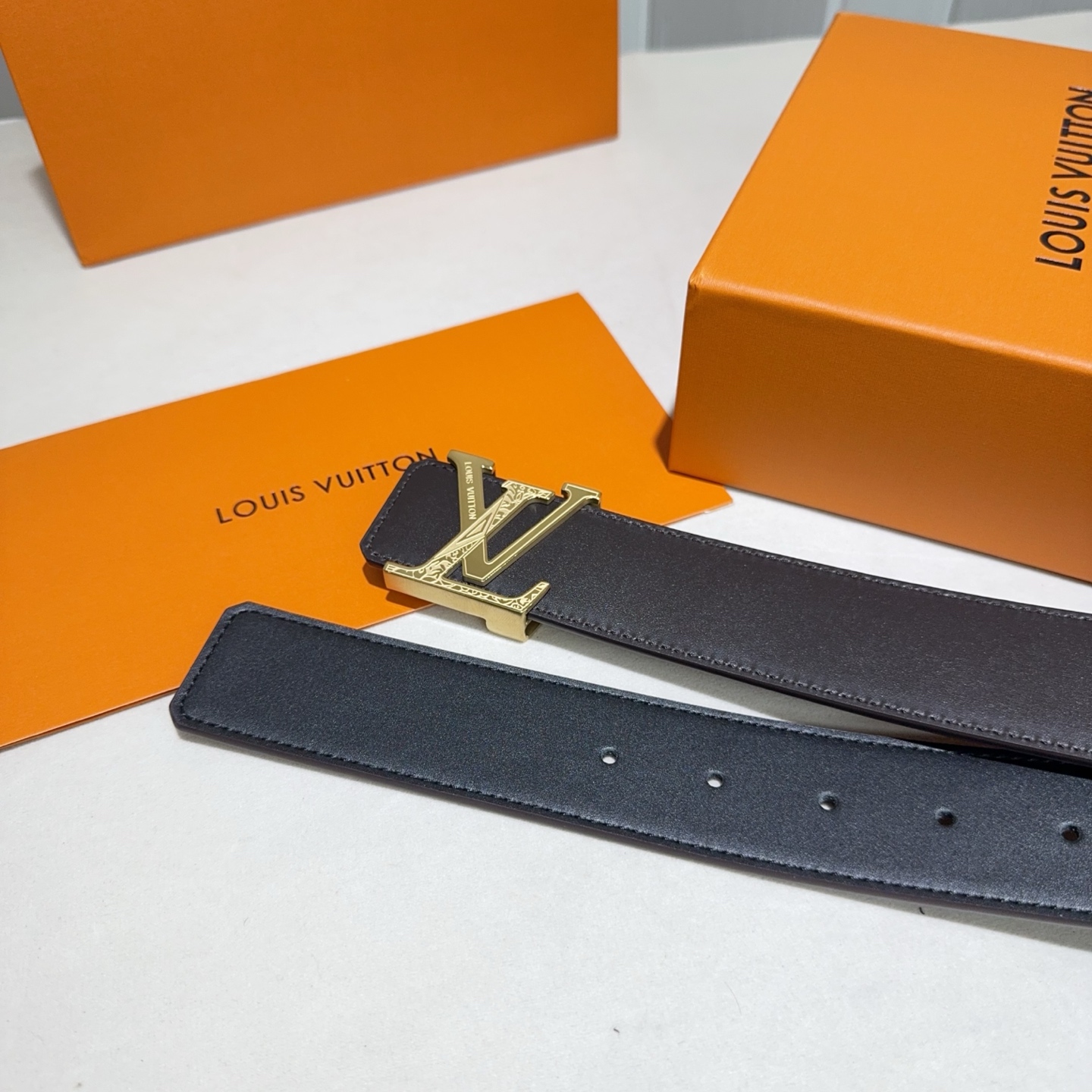 🎐 Louis Vuitton 🎐（路易·威登）采用双面牛皮平纹➕精品纯钢扣头打造 柔软细腻，时尚休闲易