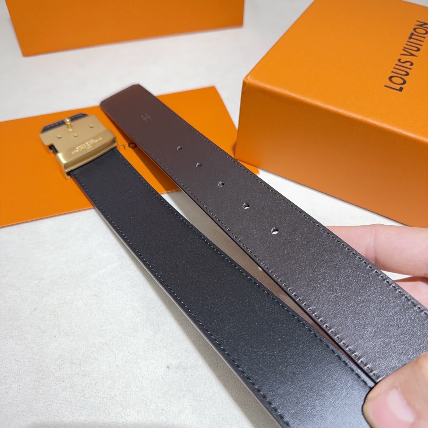 🎐 Louis Vuitton 🎐（路易·威登）采用双面牛皮平纹➕精品纯钢扣头打造 柔软细腻，时尚休闲易