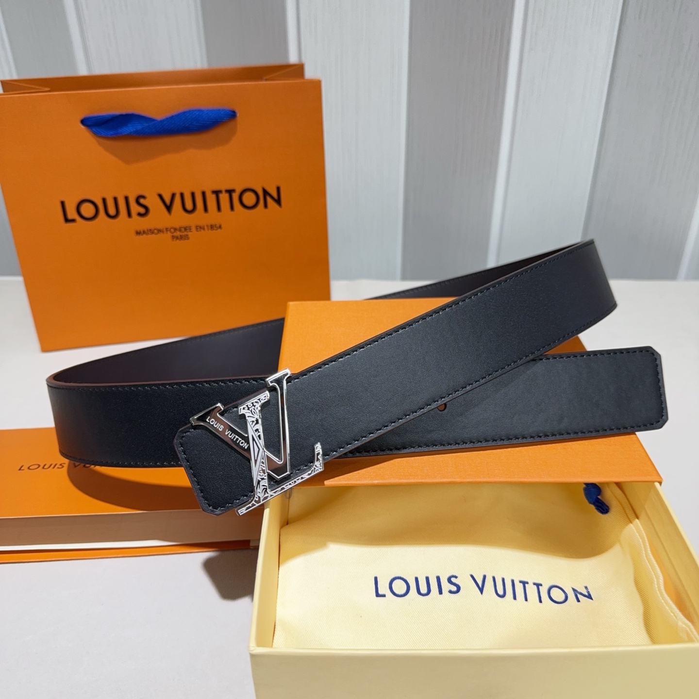 🎐 Louis Vuitton 🎐（路易·威登）采用双面牛皮平纹➕精品纯钢扣头打造 柔软细腻，时尚休闲易
