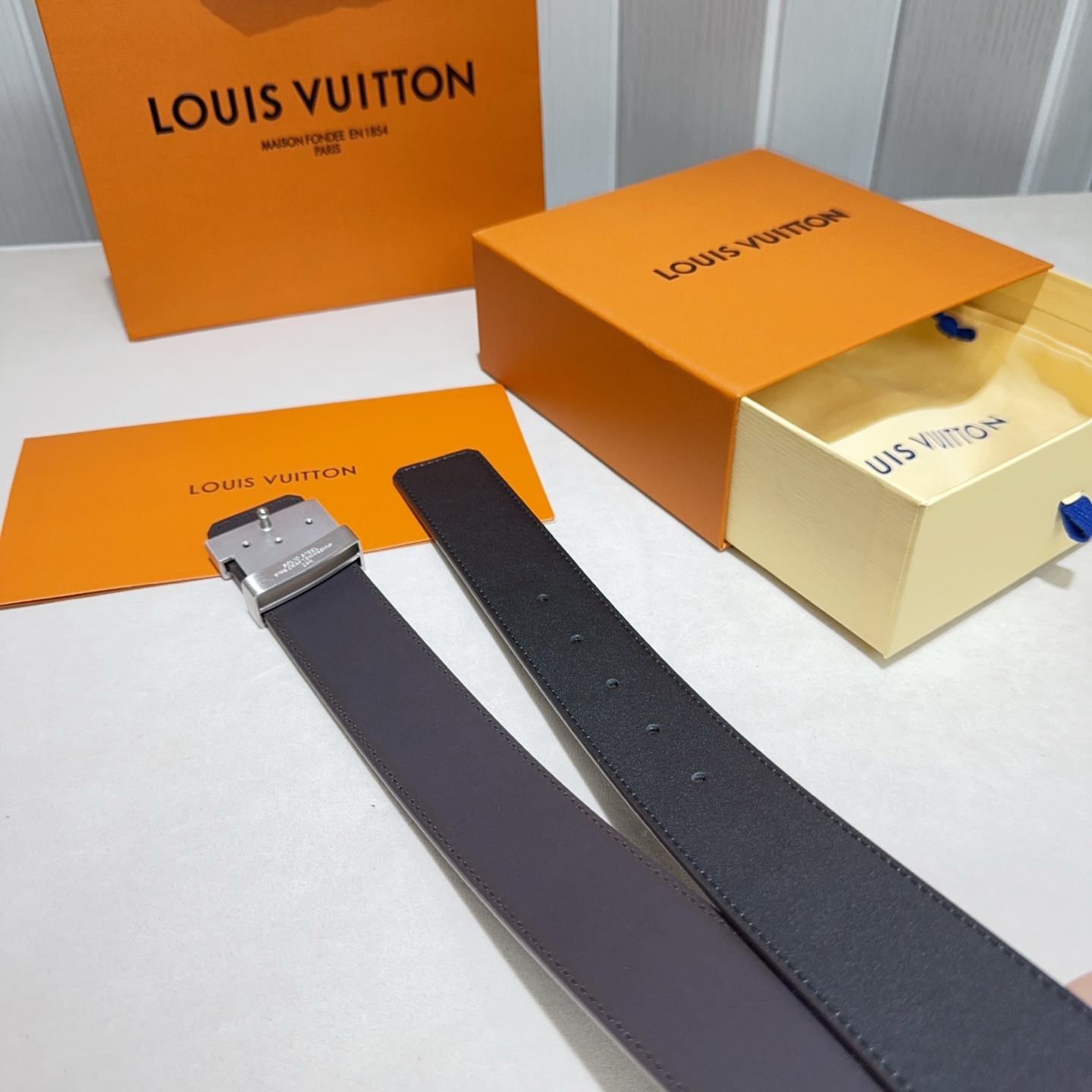 🎐 Louis Vuitton 🎐（路易·威登）采用双面牛皮平纹➕精品纯钢扣头打造 柔软细腻，时尚休闲易
