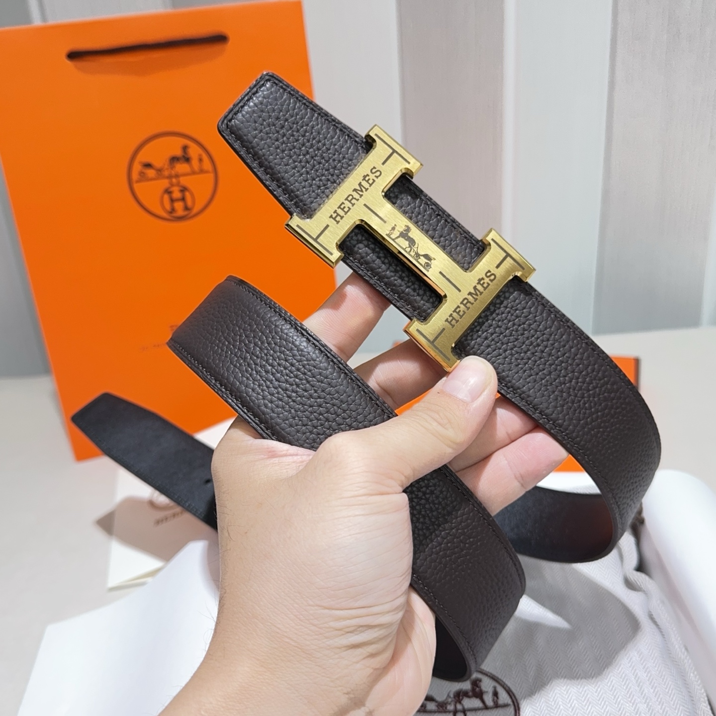 🎐 Hermès 🎐（爱马仕）采用双面头层牛皮，togo面细纳帕底➕精品纯钢花纹扣头打造 ，双面可用，柔
