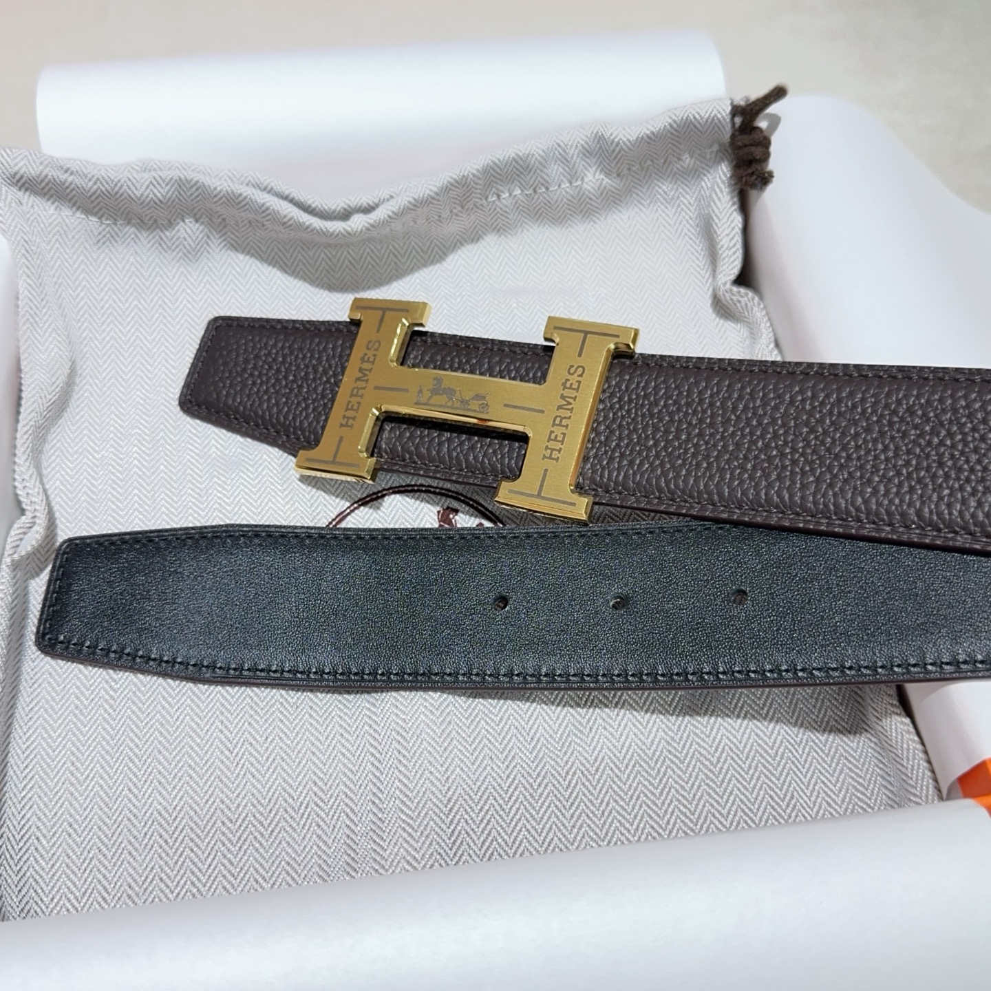 🎐 Hermès 🎐（爱马仕）采用双面头层牛皮，togo面细纳帕底➕精品纯钢花纹扣头打造 ，双面可用，柔