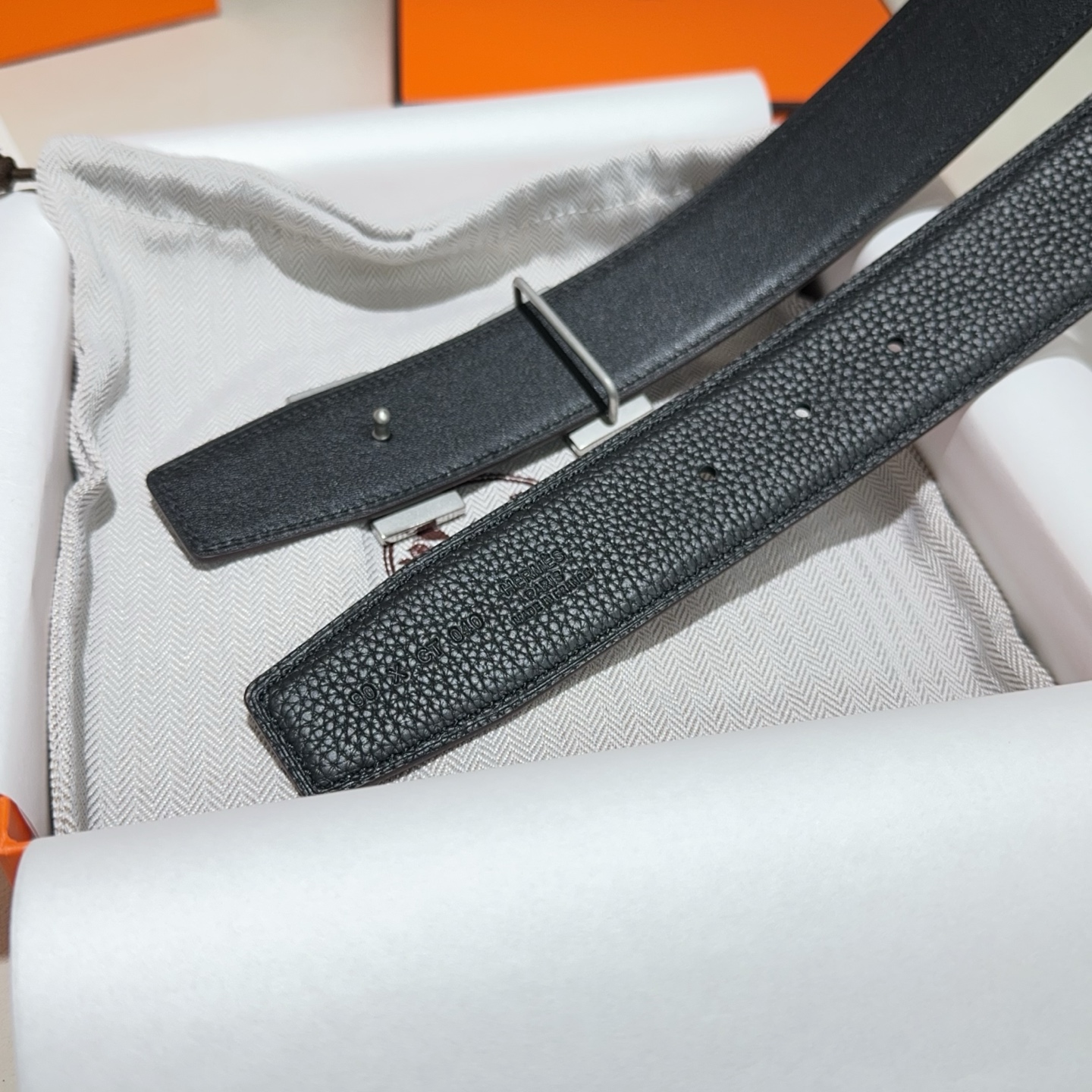 🎐 Hermès 🎐（爱马仕）采用双面头层牛皮，togo面细纳帕底➕精品纯钢花纹扣头打造 ，双面可用，柔