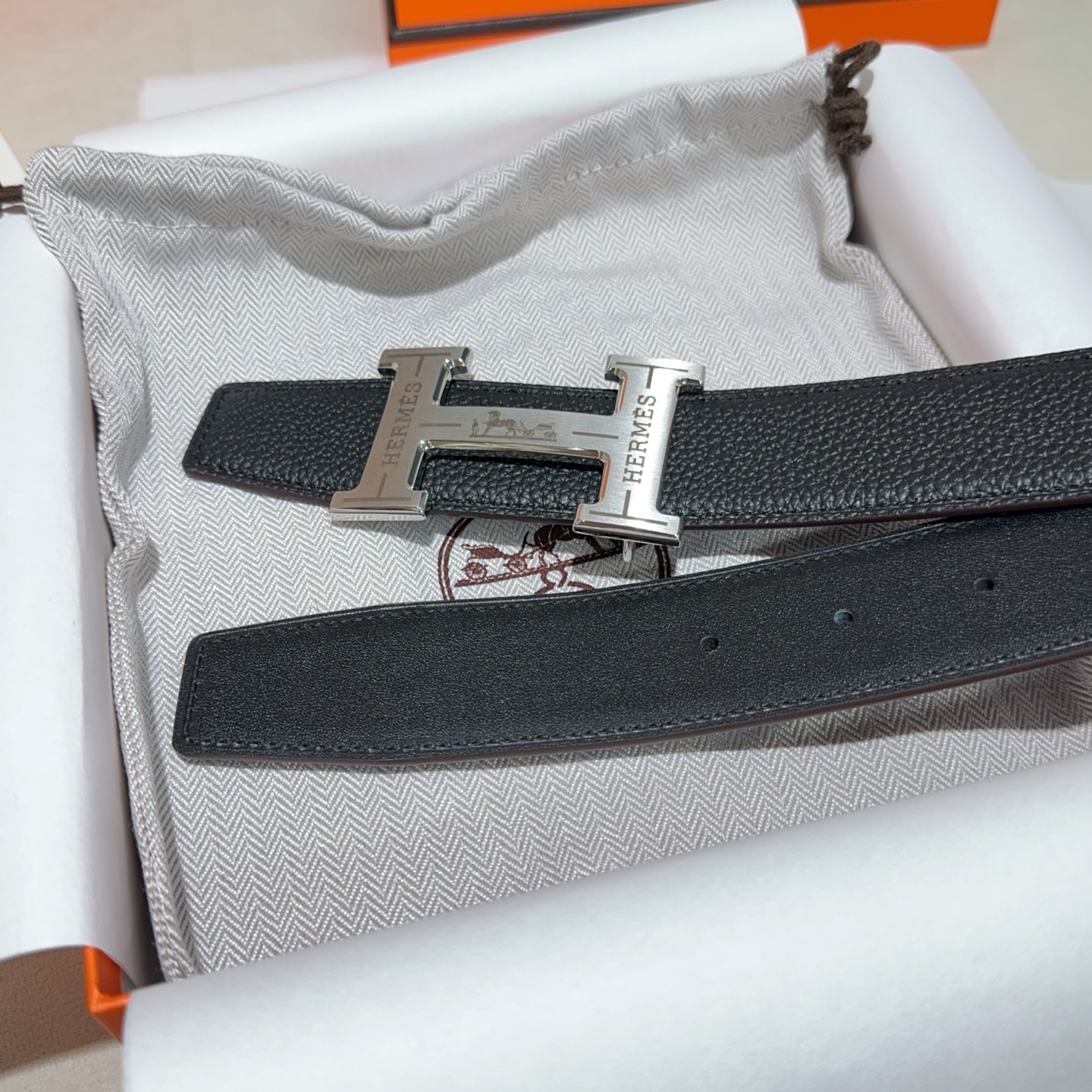 🎐 Hermès 🎐（爱马仕）采用双面头层牛皮，togo面细纳帕底➕精品纯钢花纹扣头打造 ，双面可用，柔