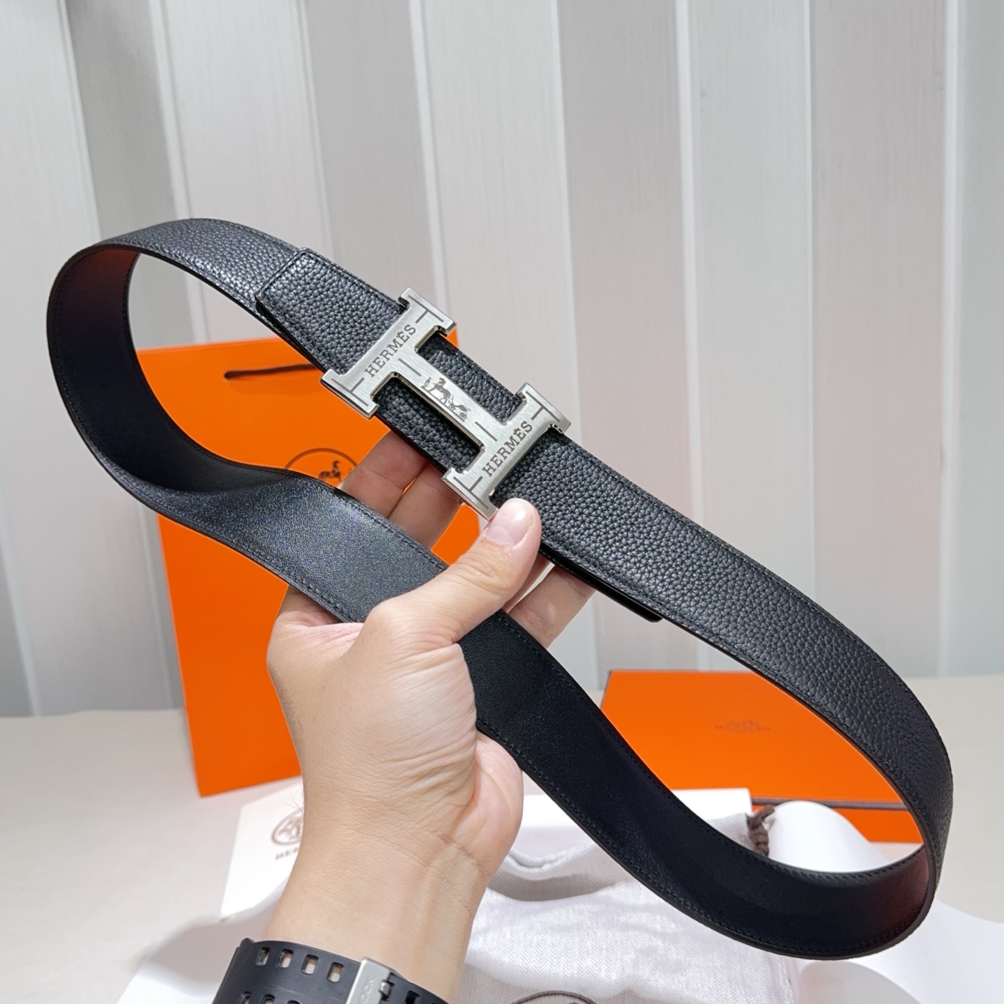 🎐 Hermès 🎐（爱马仕）采用双面头层牛皮，togo面细纳帕底➕精品纯钢花纹扣头打造 ，双面可用，柔