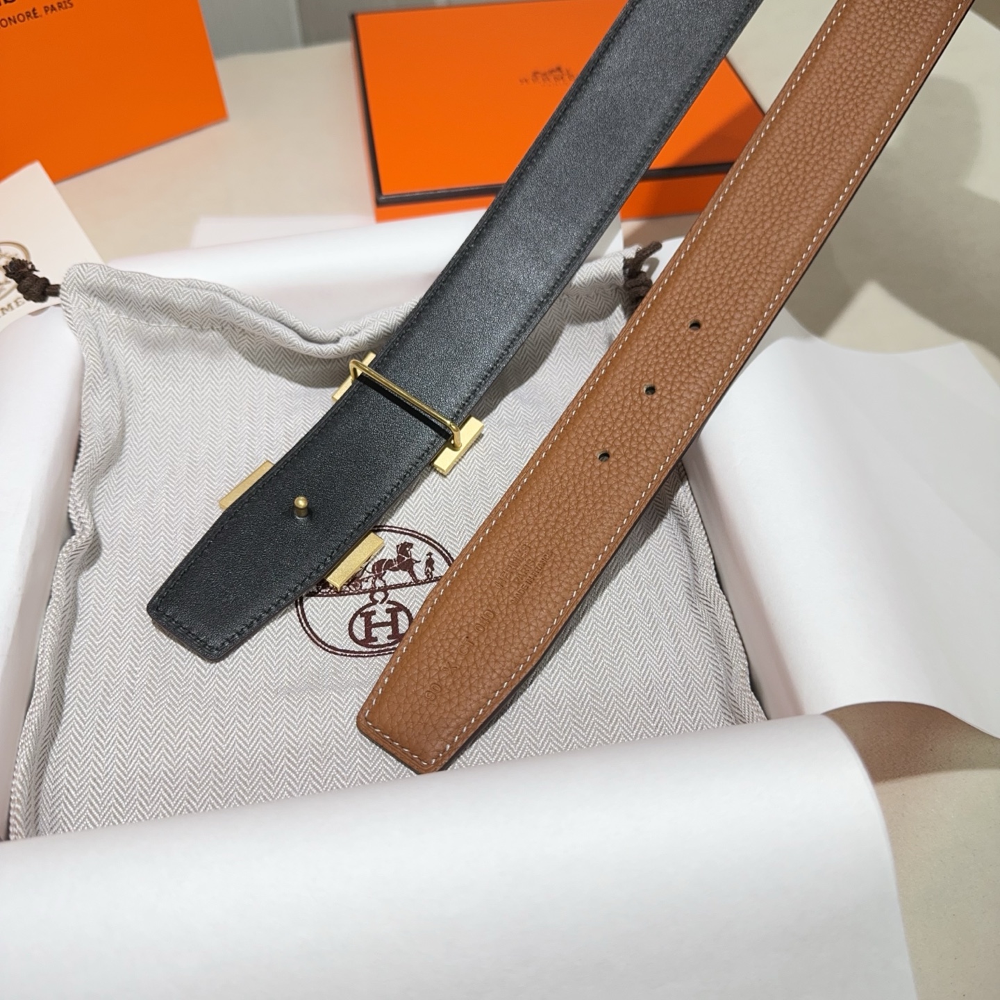 🎐 Hermès 🎐（爱马仕）采用双面头层牛皮，togo面细纳帕底➕精品纯钢花纹扣头打造 ，双面可用，柔