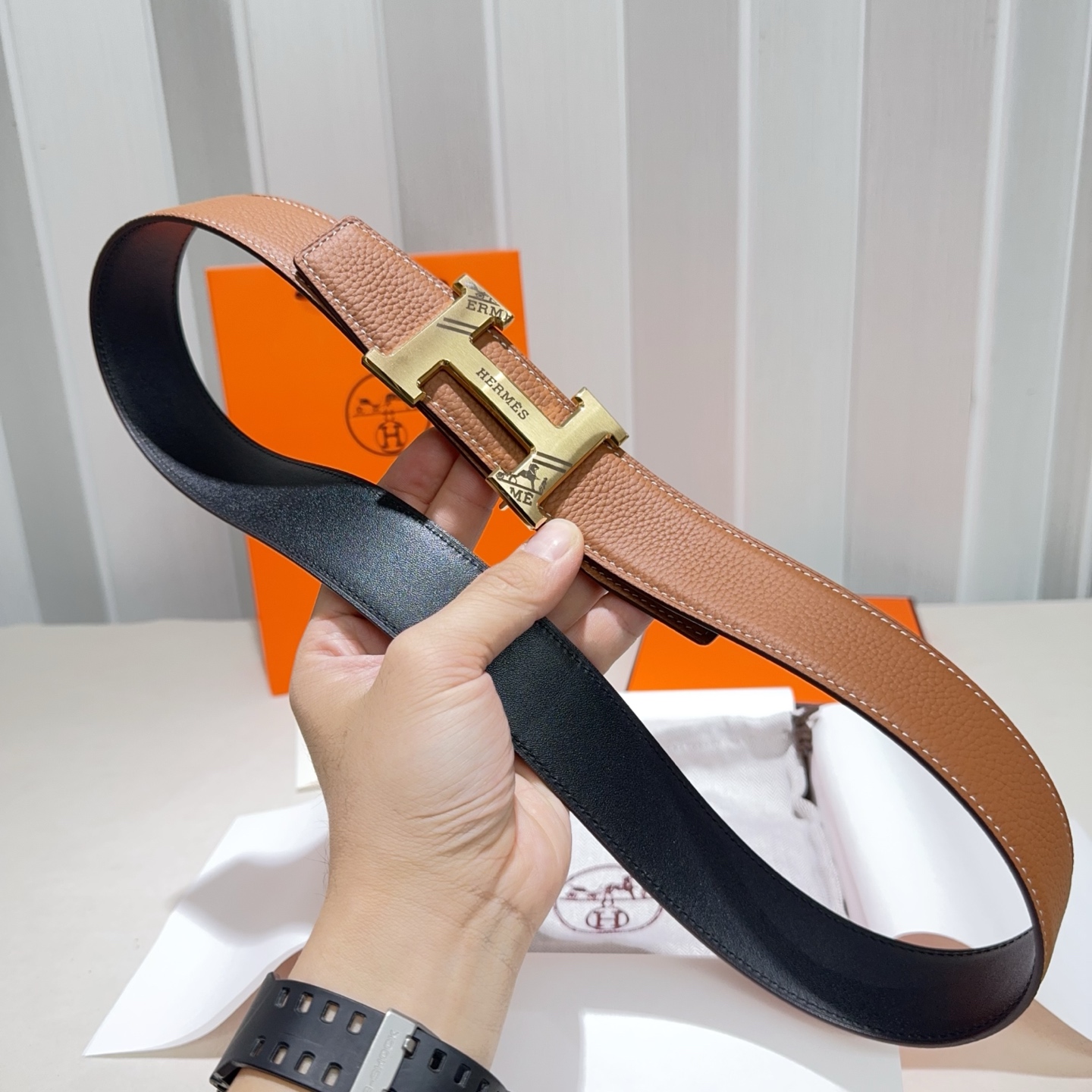 🎐 Hermès 🎐（爱马仕）采用双面头层牛皮，togo面细纳帕底➕精品纯钢花纹扣头打造 ，双面可用，柔