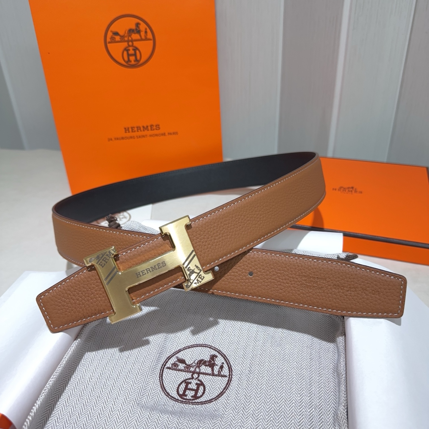 🎐 Hermès 🎐（爱马仕）采用双面头层牛皮，togo面细纳帕底➕精品纯钢花纹扣头打造 ，双面可用，柔