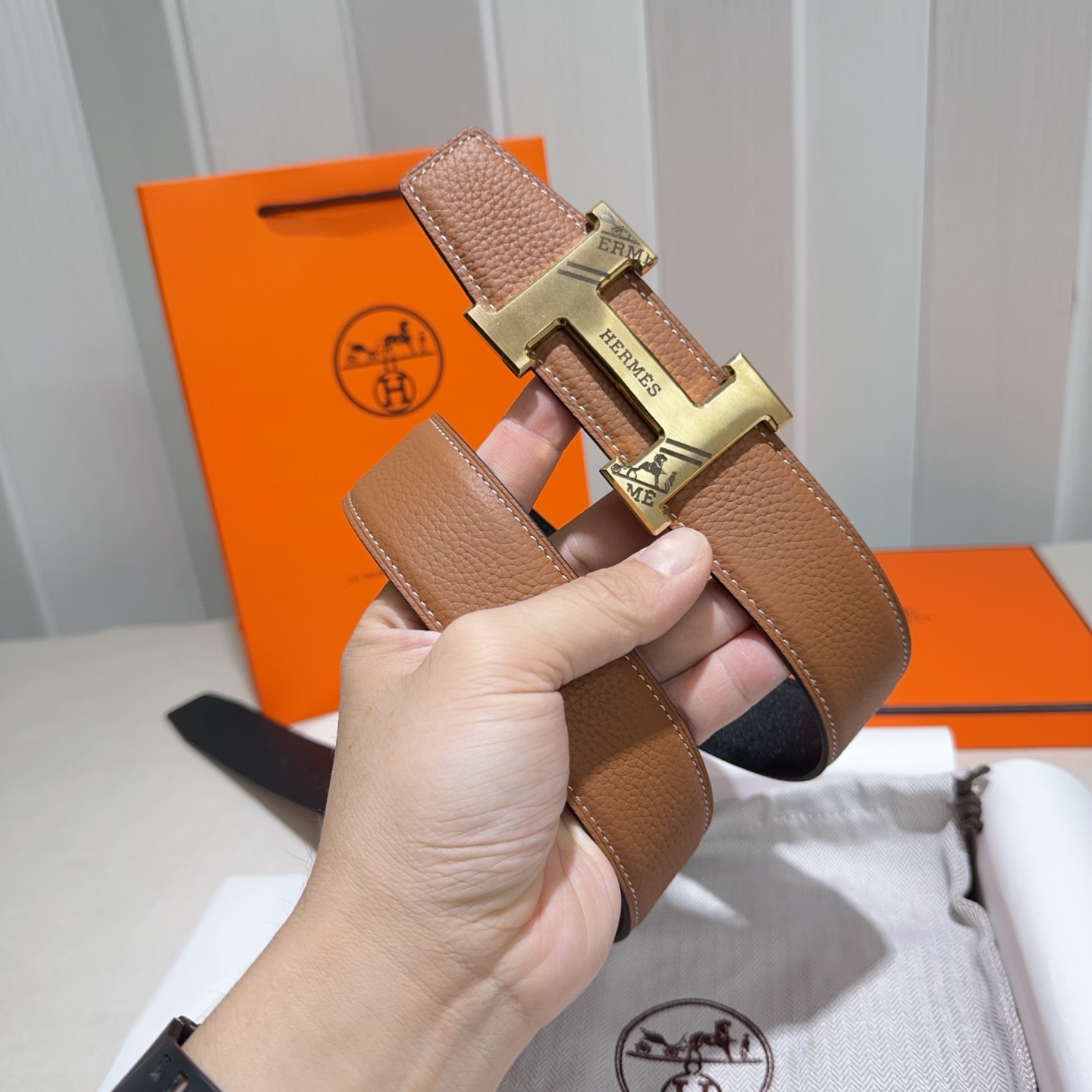 🎐 Hermès 🎐（爱马仕）采用双面头层牛皮，togo面细纳帕底➕精品纯钢花纹扣头打造 ，双面可用，柔