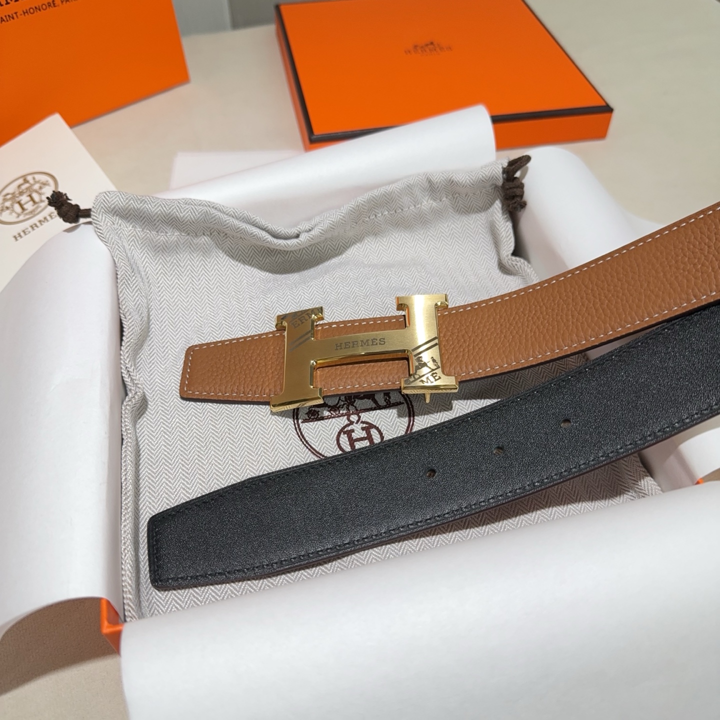 🎐 Hermès 🎐（爱马仕）采用双面头层牛皮，togo面细纳帕底➕精品纯钢花纹扣头打造 ，双面可用，柔