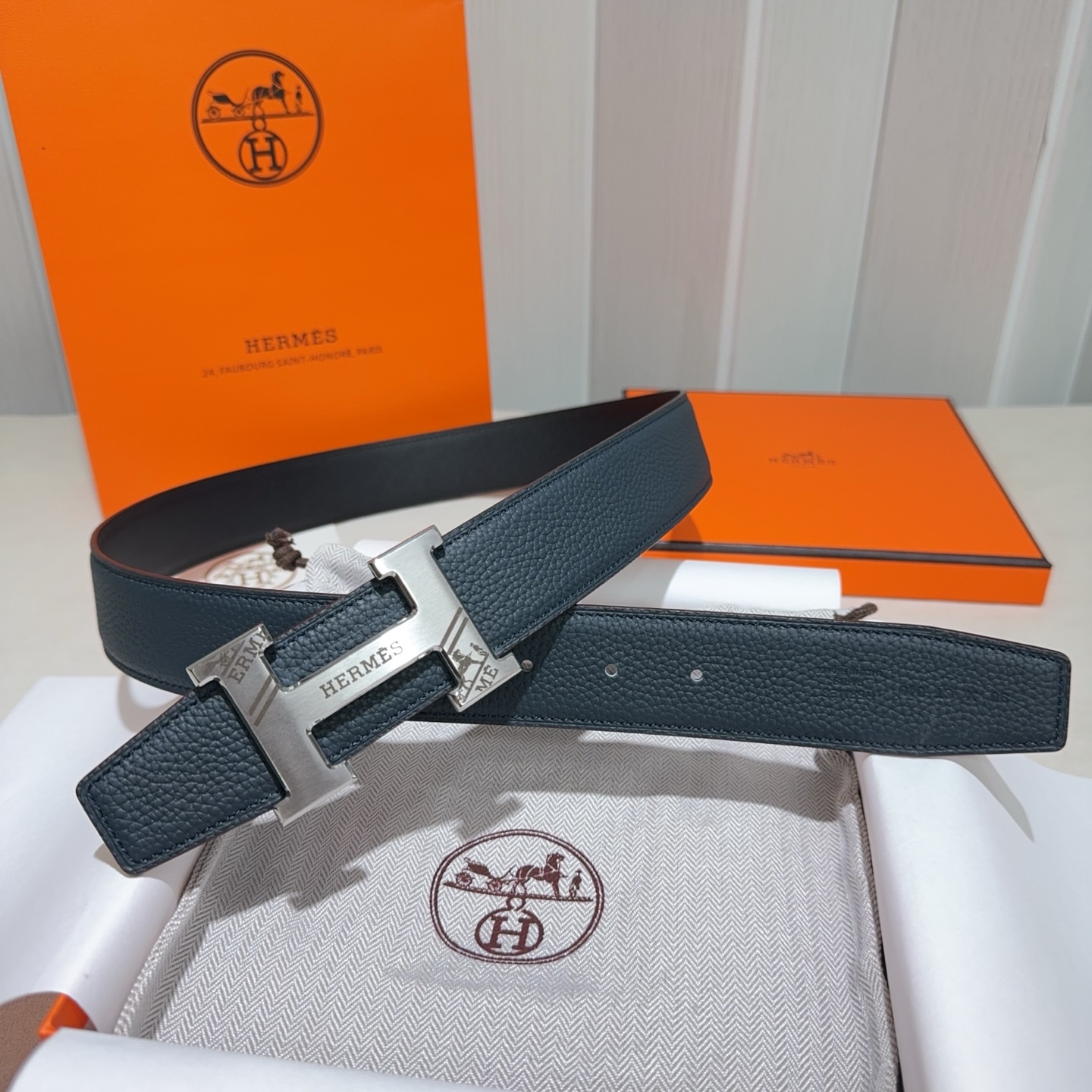 🎐 Hermès 🎐（爱马仕）采用双面头层牛皮，togo面细纳帕底➕精品纯钢花纹扣头打造 ，双面可用，柔