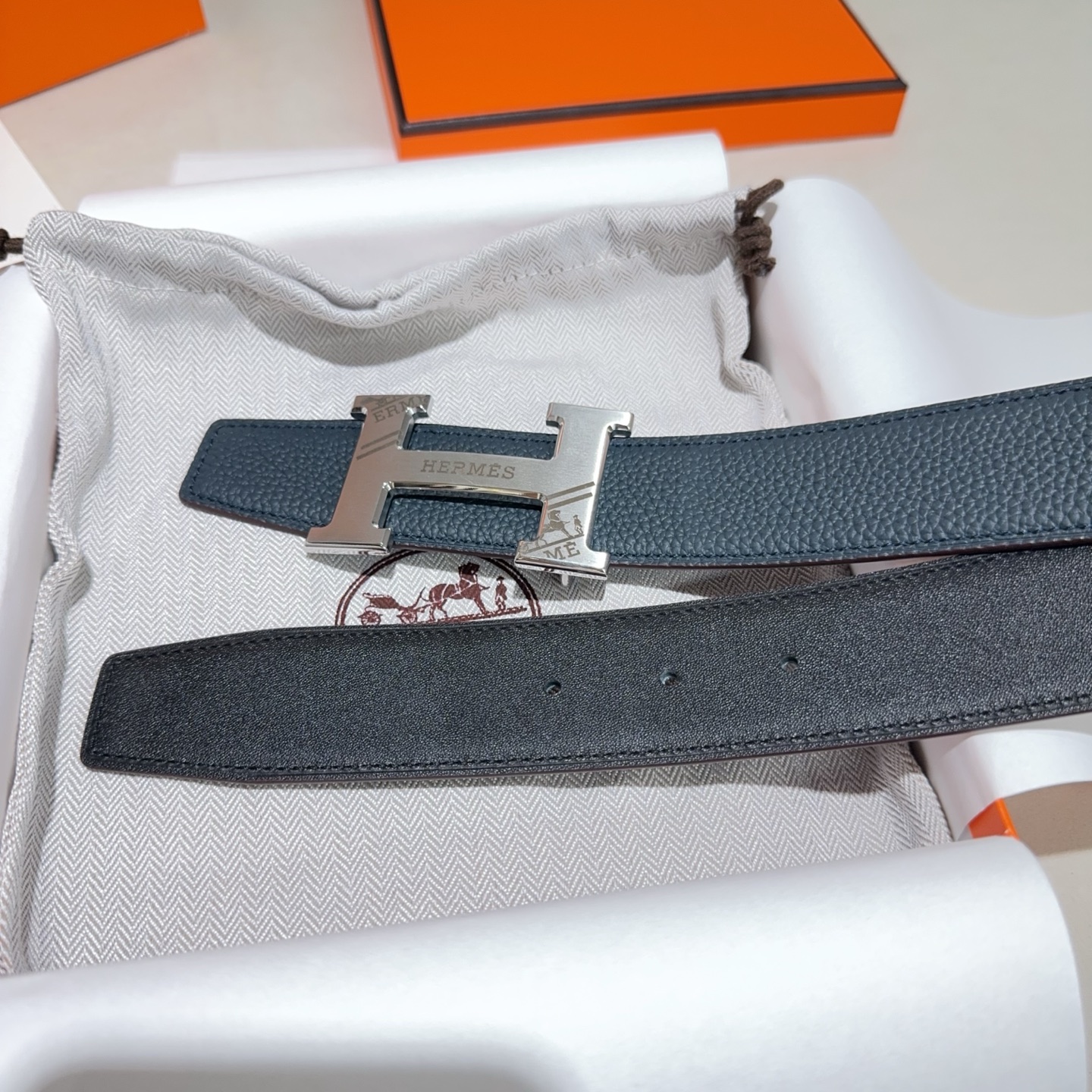 🎐 Hermès 🎐（爱马仕）采用双面头层牛皮，togo面细纳帕底➕精品纯钢花纹扣头打造 ，双面可用，柔