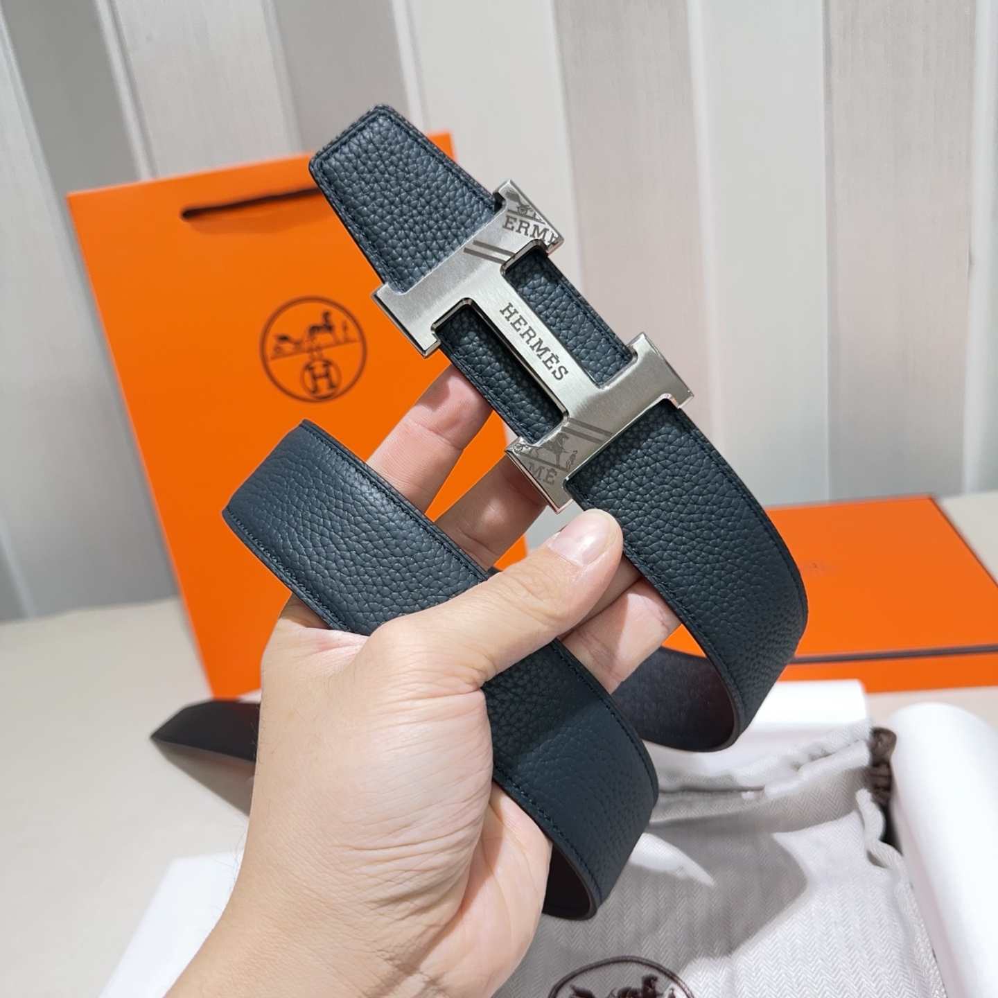 🎐 Hermès 🎐（爱马仕）采用双面头层牛皮，togo面细纳帕底➕精品纯钢花纹扣头打造 ，双面可用，柔