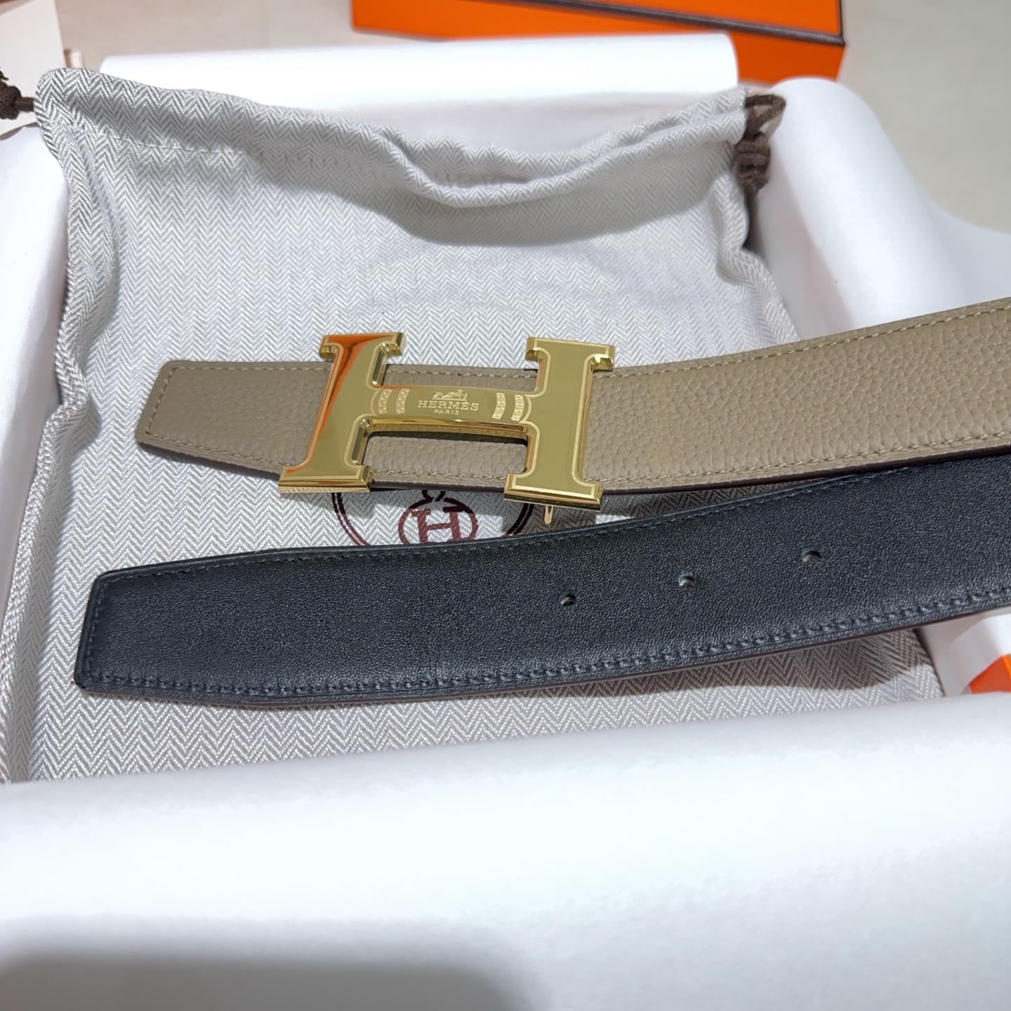 🎐 Hermès 🎐（爱马仕）采用双面头层牛皮，togo面细纳帕底➕精品纯钢花纹扣头打造 ，双面可用，柔