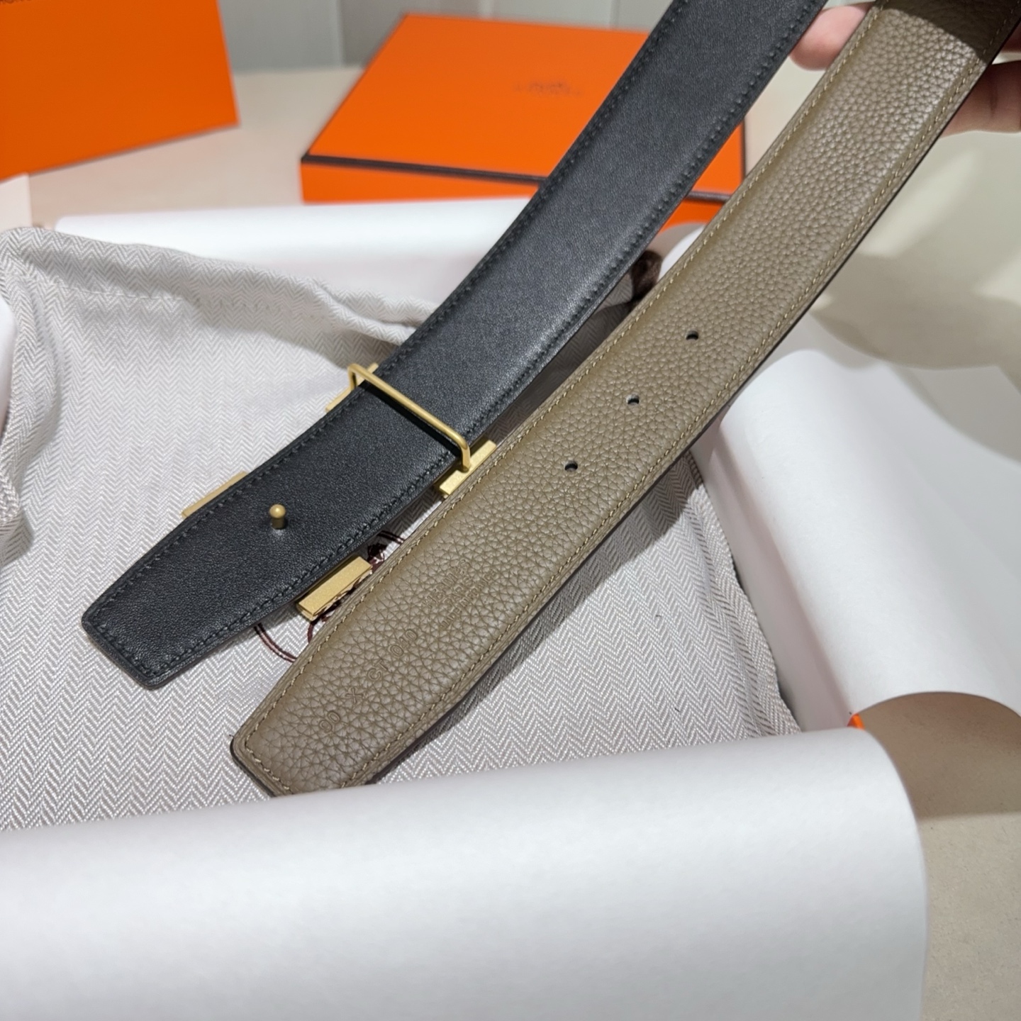 🎐 Hermès 🎐（爱马仕）采用双面头层牛皮，togo面细纳帕底➕精品纯钢花纹扣头打造 ，双面可用，柔