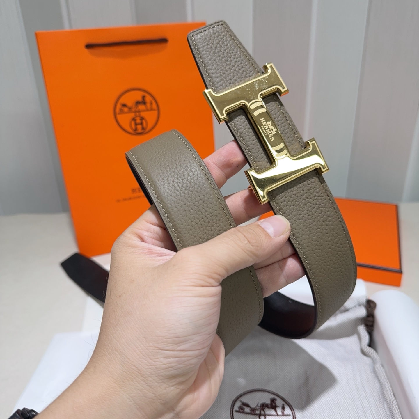 🎐 Hermès 🎐（爱马仕）采用双面头层牛皮，togo面细纳帕底➕精品纯钢花纹扣头打造 ，双面可用，柔