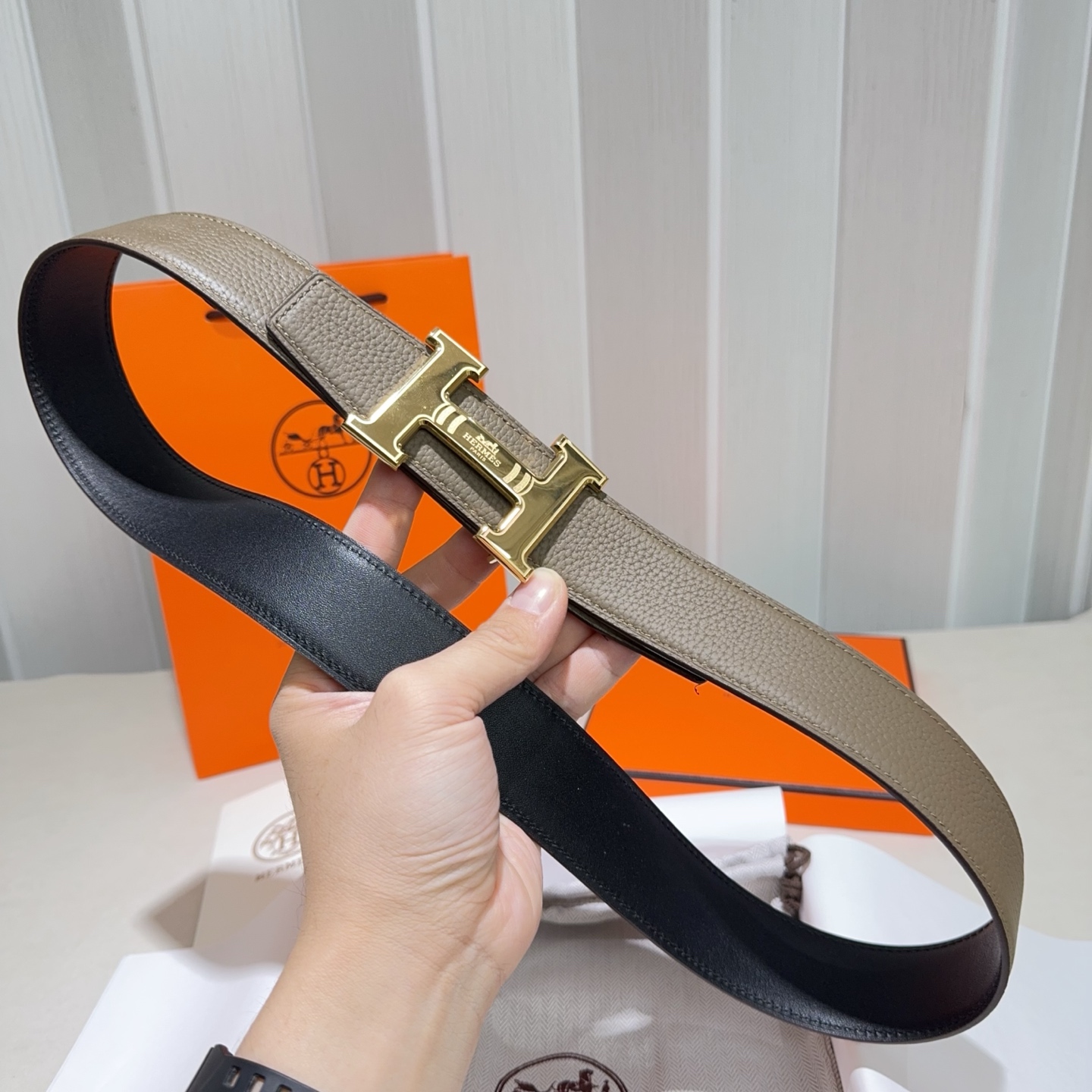 🎐 Hermès 🎐（爱马仕）采用双面头层牛皮，togo面细纳帕底➕精品纯钢花纹扣头打造 ，双面可用，柔