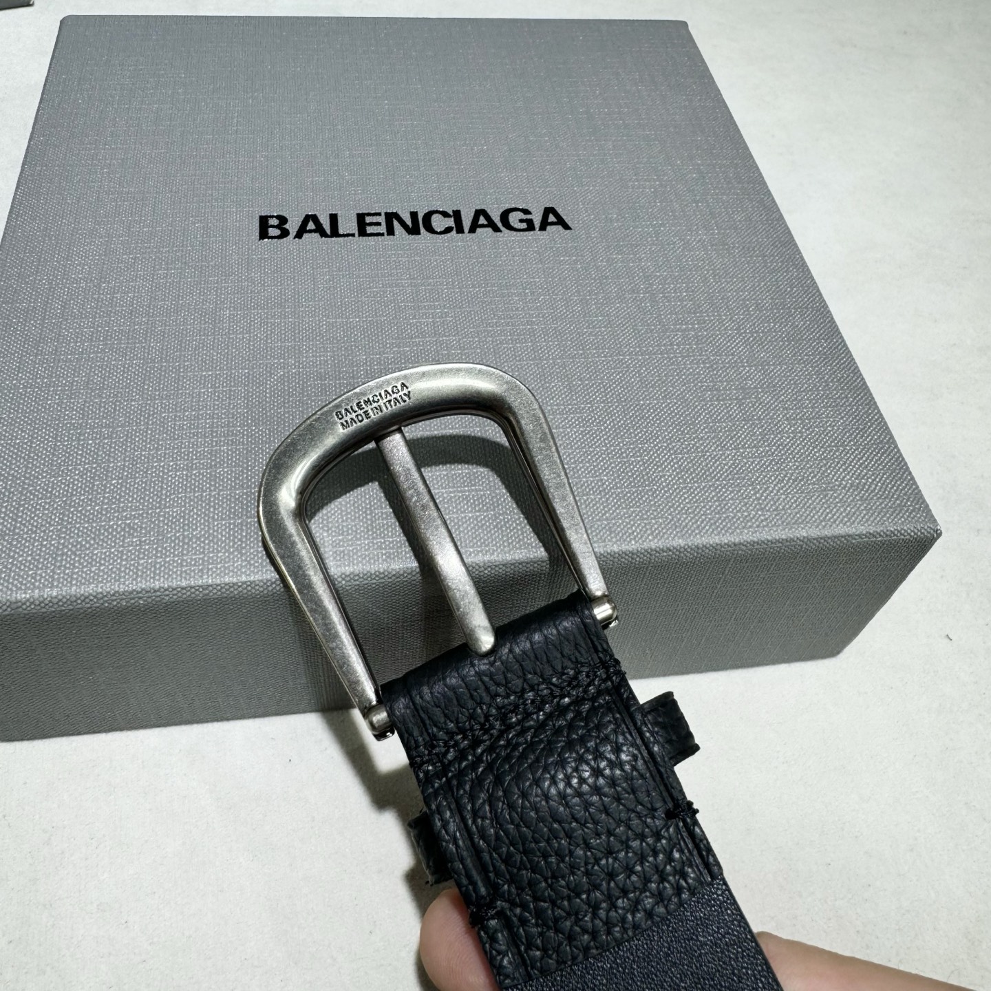 🎐 Balenciaga 🎐（巴黎世家）Suit黑色双面牛皮革腰带，饰以做旧金属配件精品扣头打造 ，尾部
