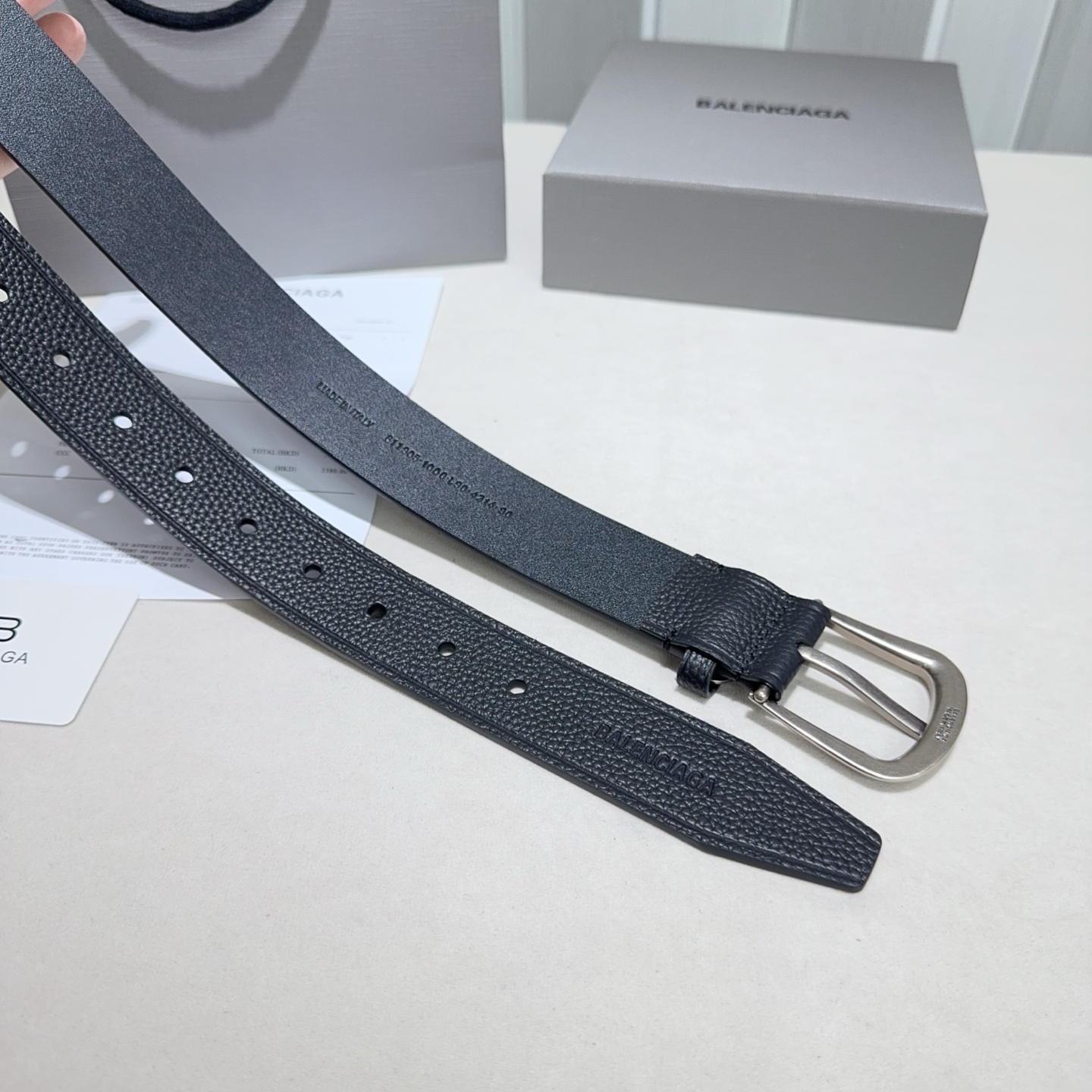 🎐 Balenciaga 🎐（巴黎世家）Suit黑色双面牛皮革腰带，饰以做旧金属配件精品扣头打造 ，尾部