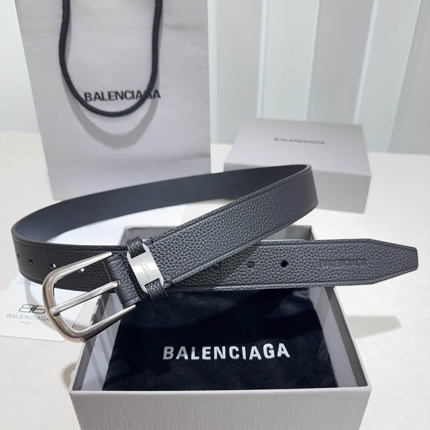 🎐 Balenciaga 🎐（巴黎世家）Suit黑色双面牛皮革腰带，饰以做旧金属配件精品扣头打造 ，尾部