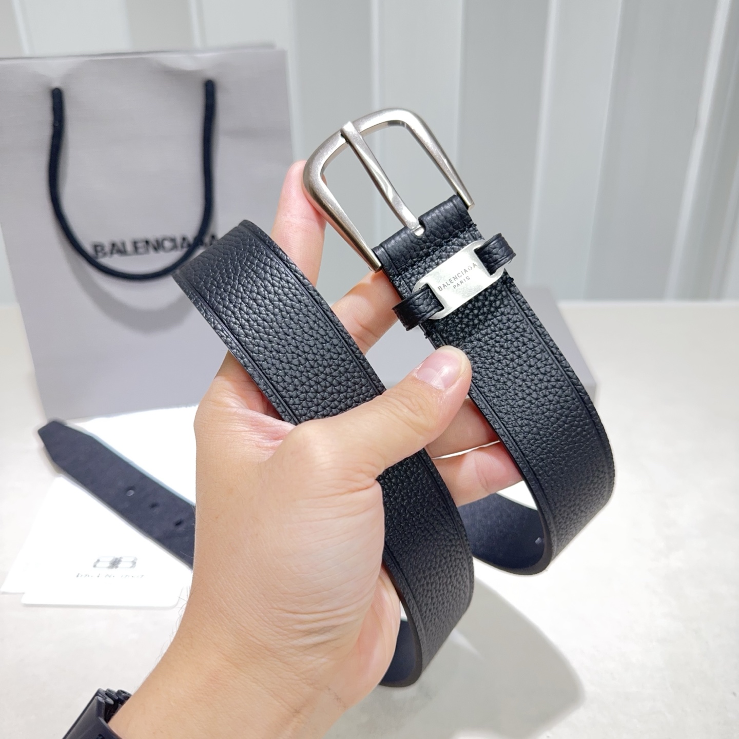 🎐 Balenciaga 🎐（巴黎世家）Suit黑色双面牛皮革腰带，饰以做旧金属配件精品扣头打造 ，尾部