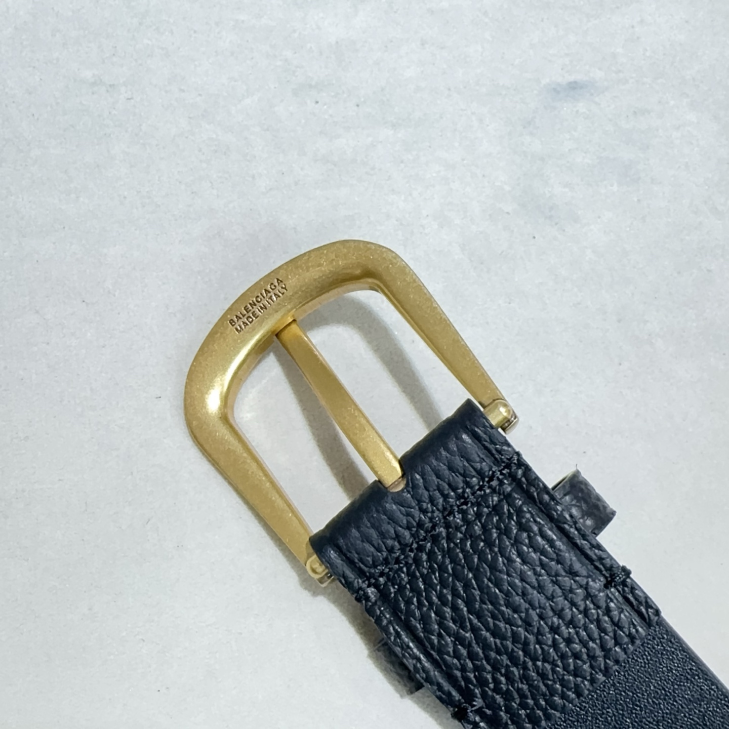 🎐 Balenciaga 🎐（巴黎世家）Suit黑色双面牛皮革腰带，饰以做旧金属配件精品扣头打造 ，尾部