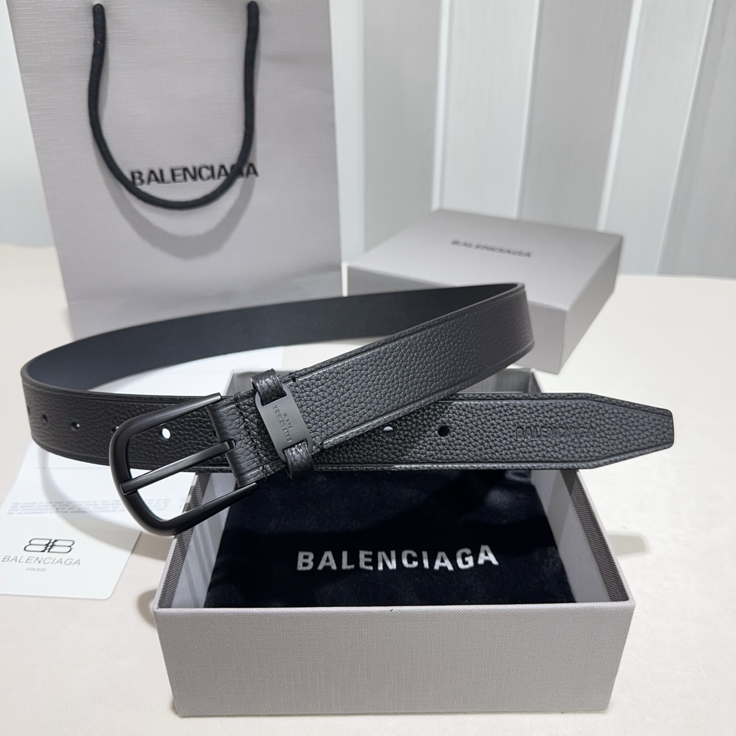 🎐 Balenciaga 🎐（巴黎世家）Suit黑色双面牛皮革腰带，饰以做旧金属配件精品扣头打造 ，尾部